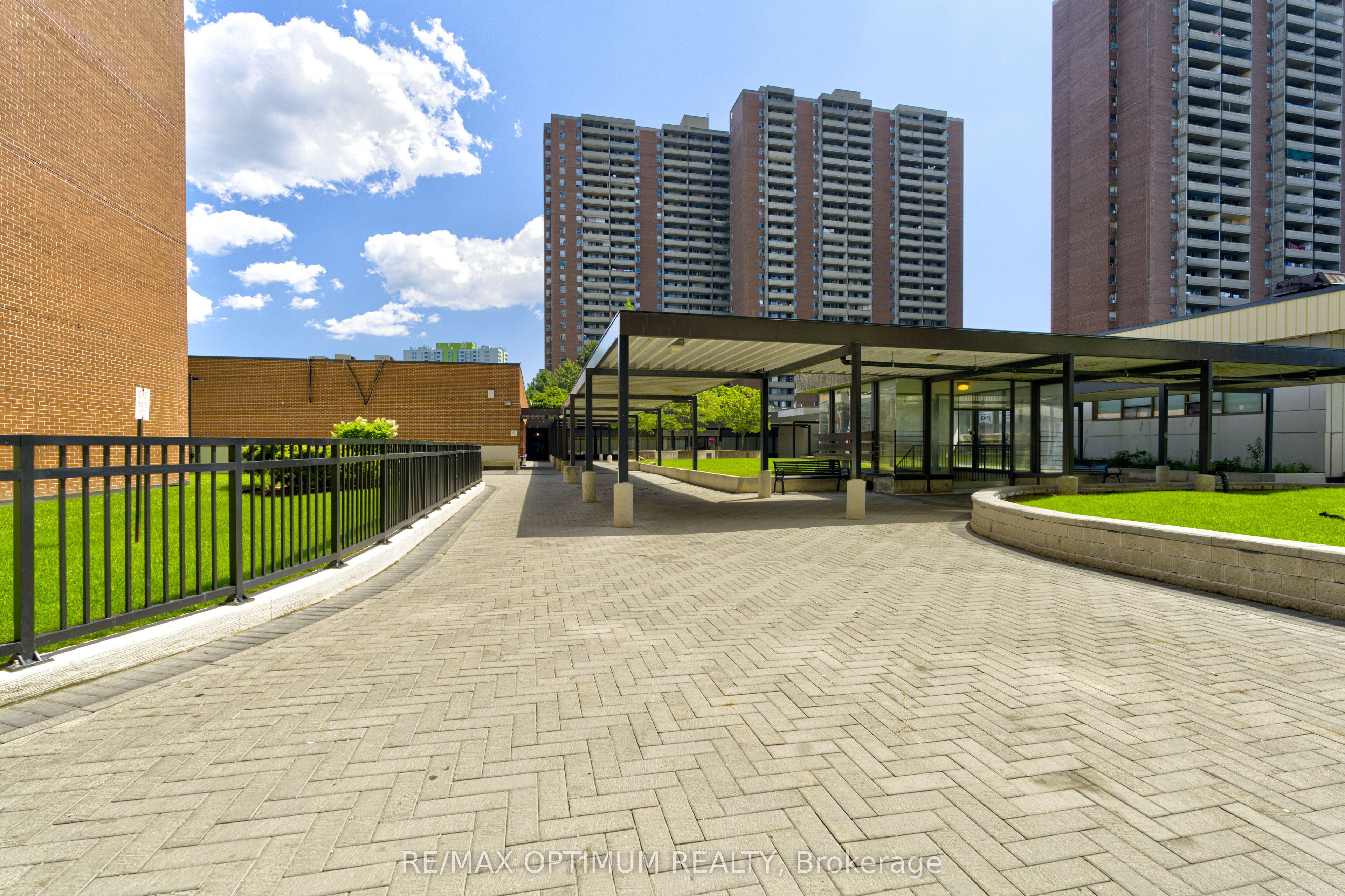 5 Massey Square 2110, Toronto, ON M4C 5L6 photo 3