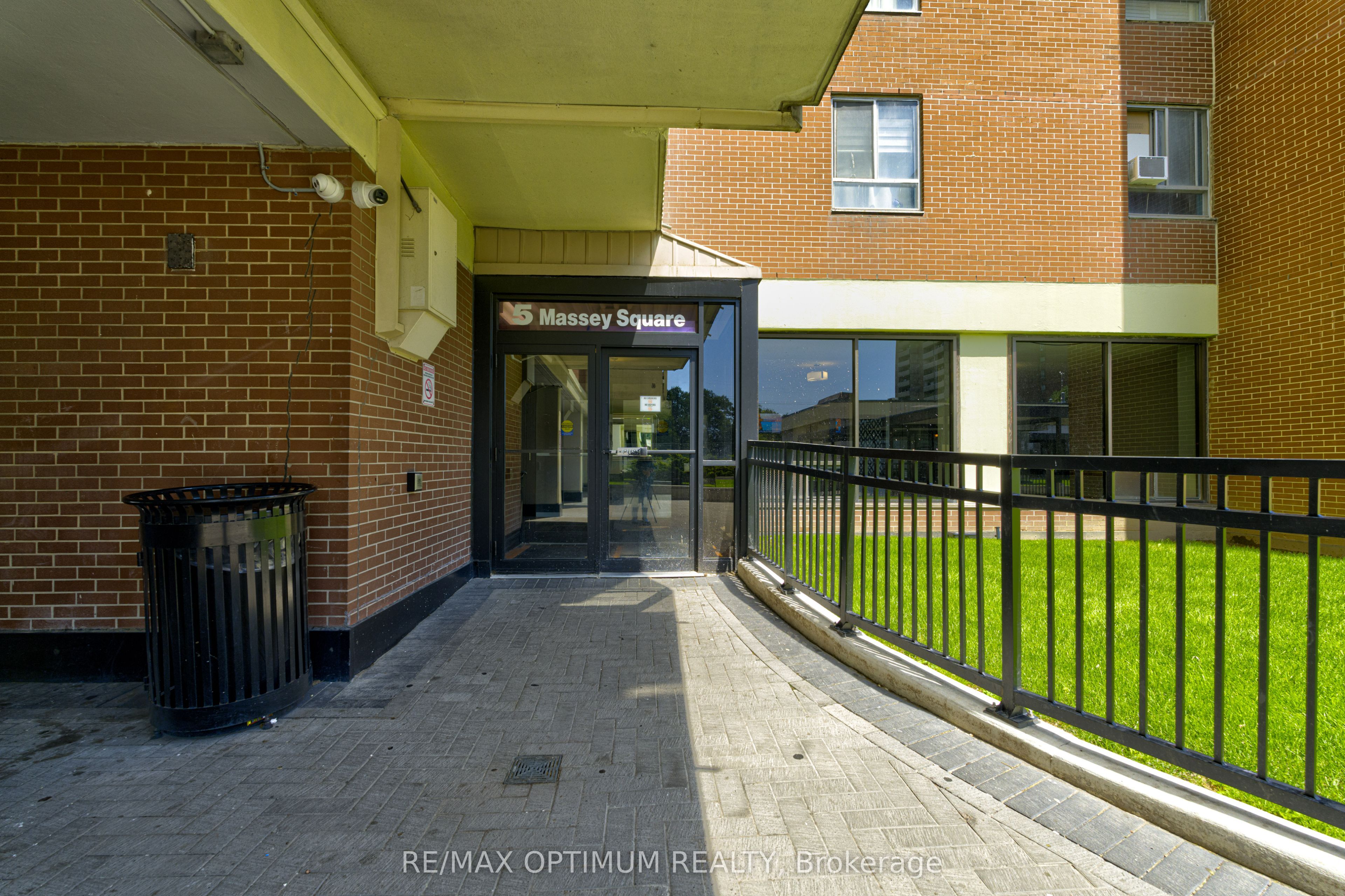 5 Massey Square 2110, Toronto, ON M4C 5L6 photo 5