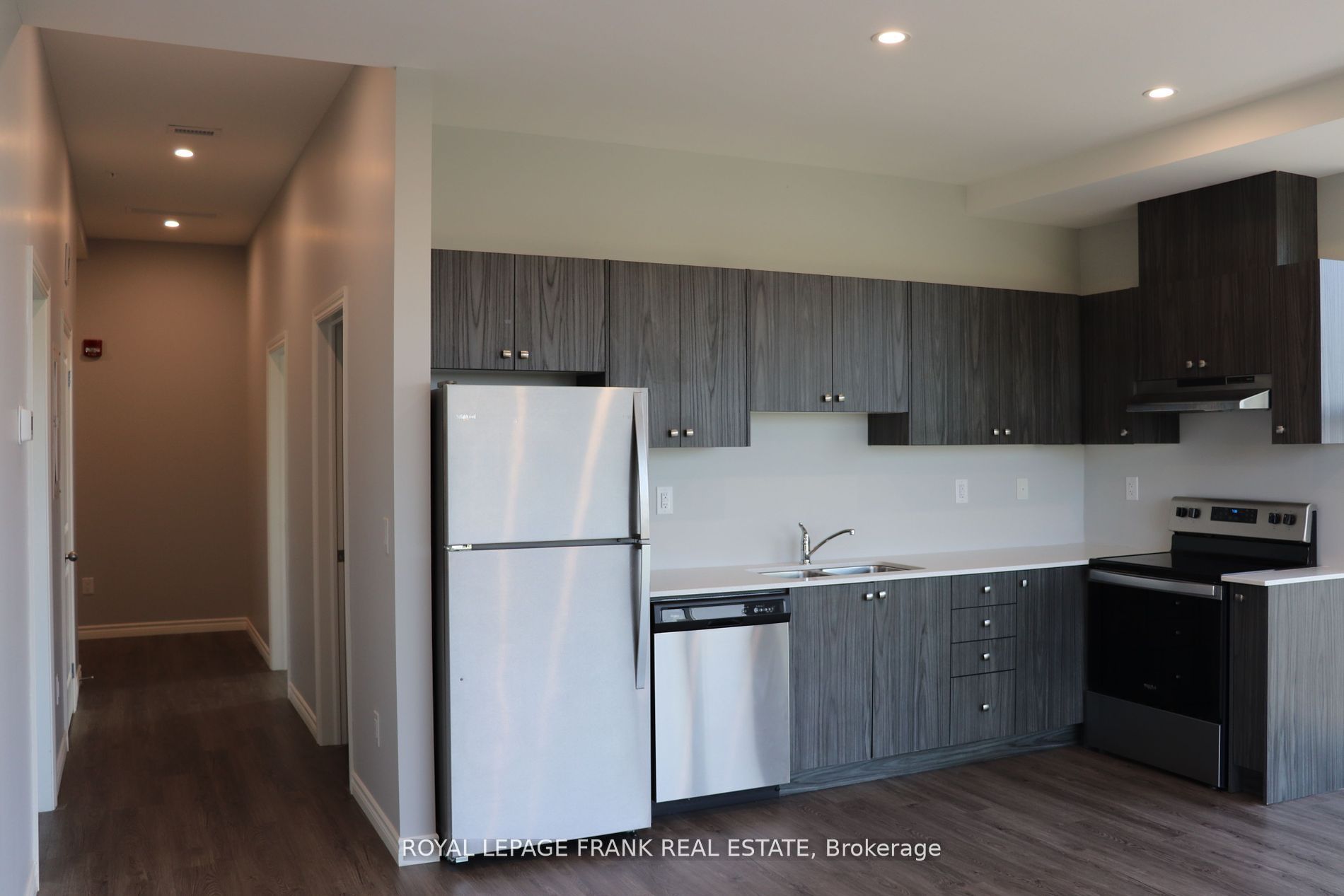 513 Dundas Street E 413, Whitby, ON L1N 0N4 photo 3