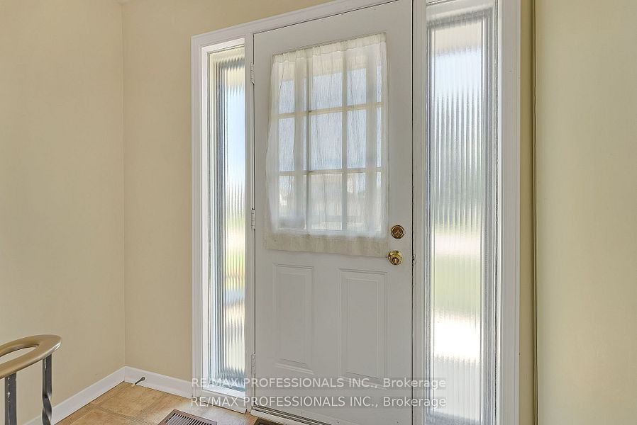 124 Panter Crescent Lower, Ajax, ON L1S 3T2 photo 4
