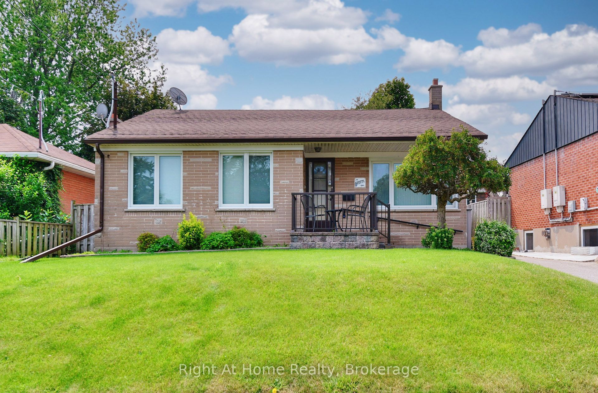 544 S Harmony Road S, Oshawa, ON L1H 6V5