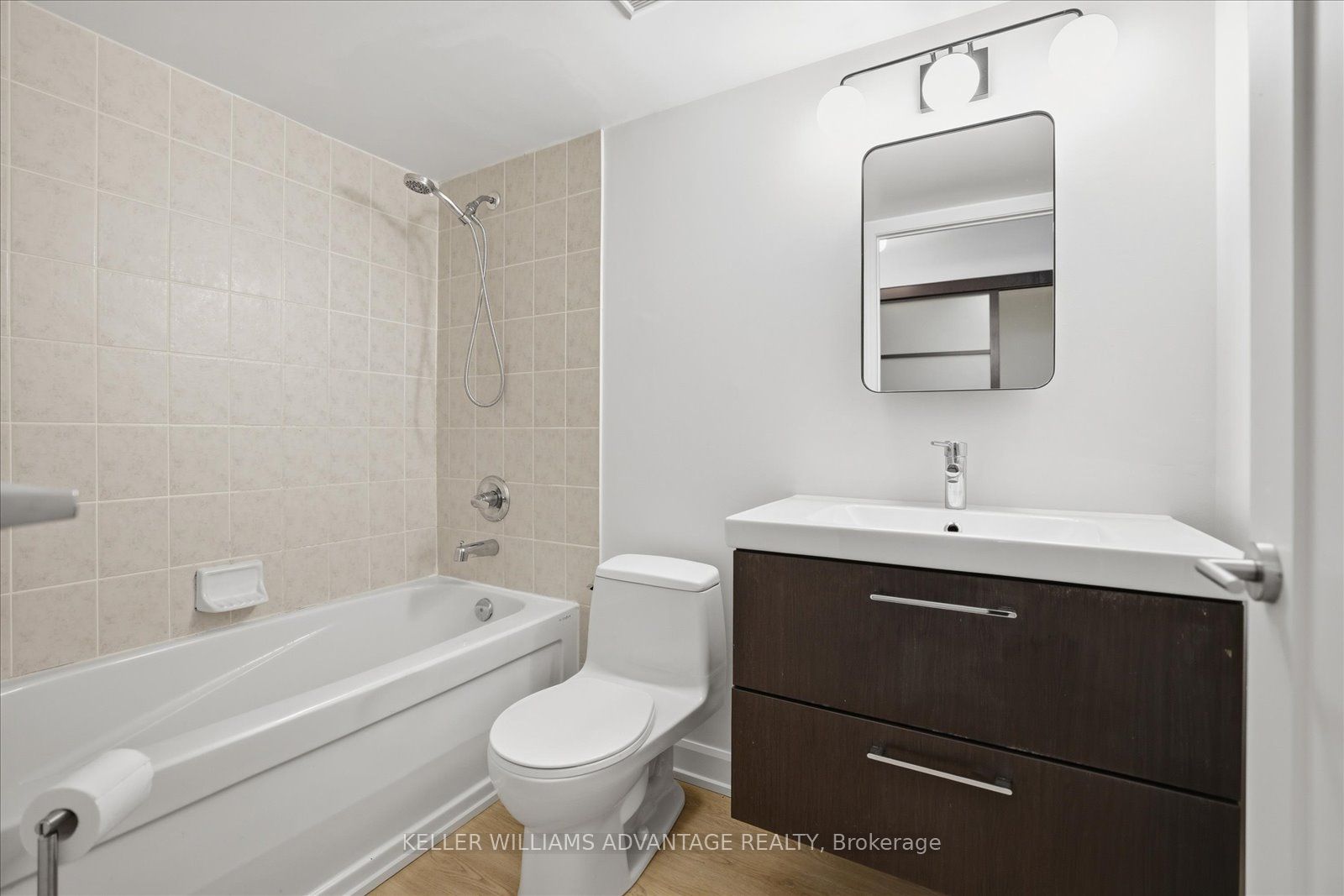 1733 Queen Street E 415, Toronto, ON M4L 6S9 photo 5