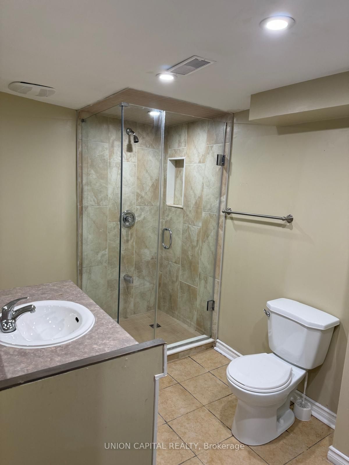 427 Rossland Road W Room A, Oshawa, ON L1J 3G9 photo 3