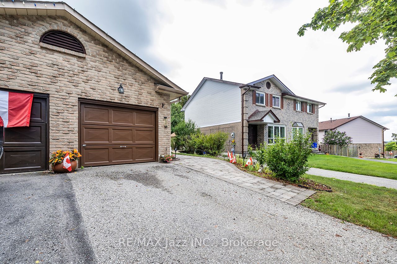 1305 Sunnybrae Crescent, Oshawa, ON L1H 8E2 photo 2