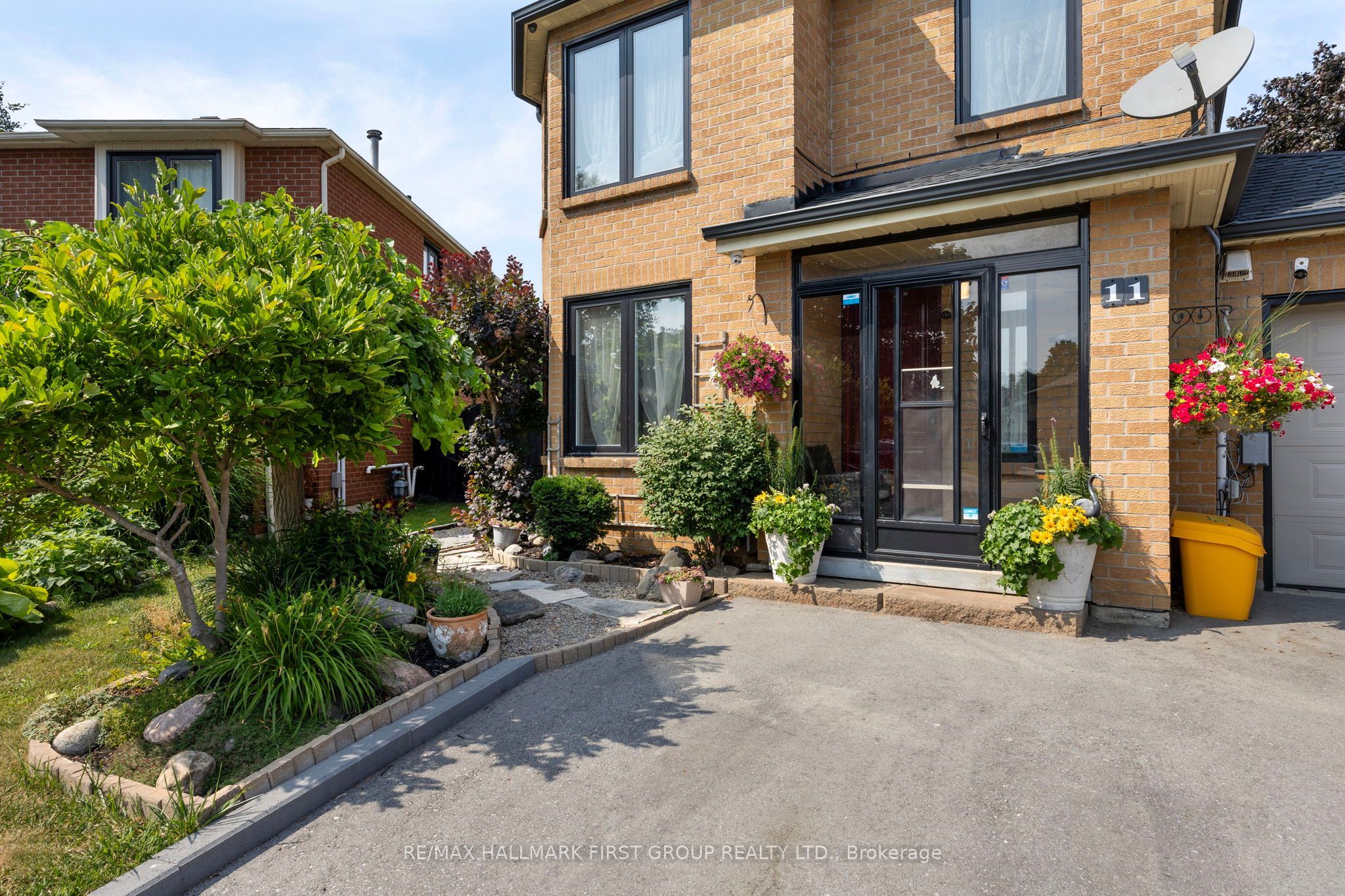 11 Bowers Court, Ajax, ON L1T 2L6 photo 3