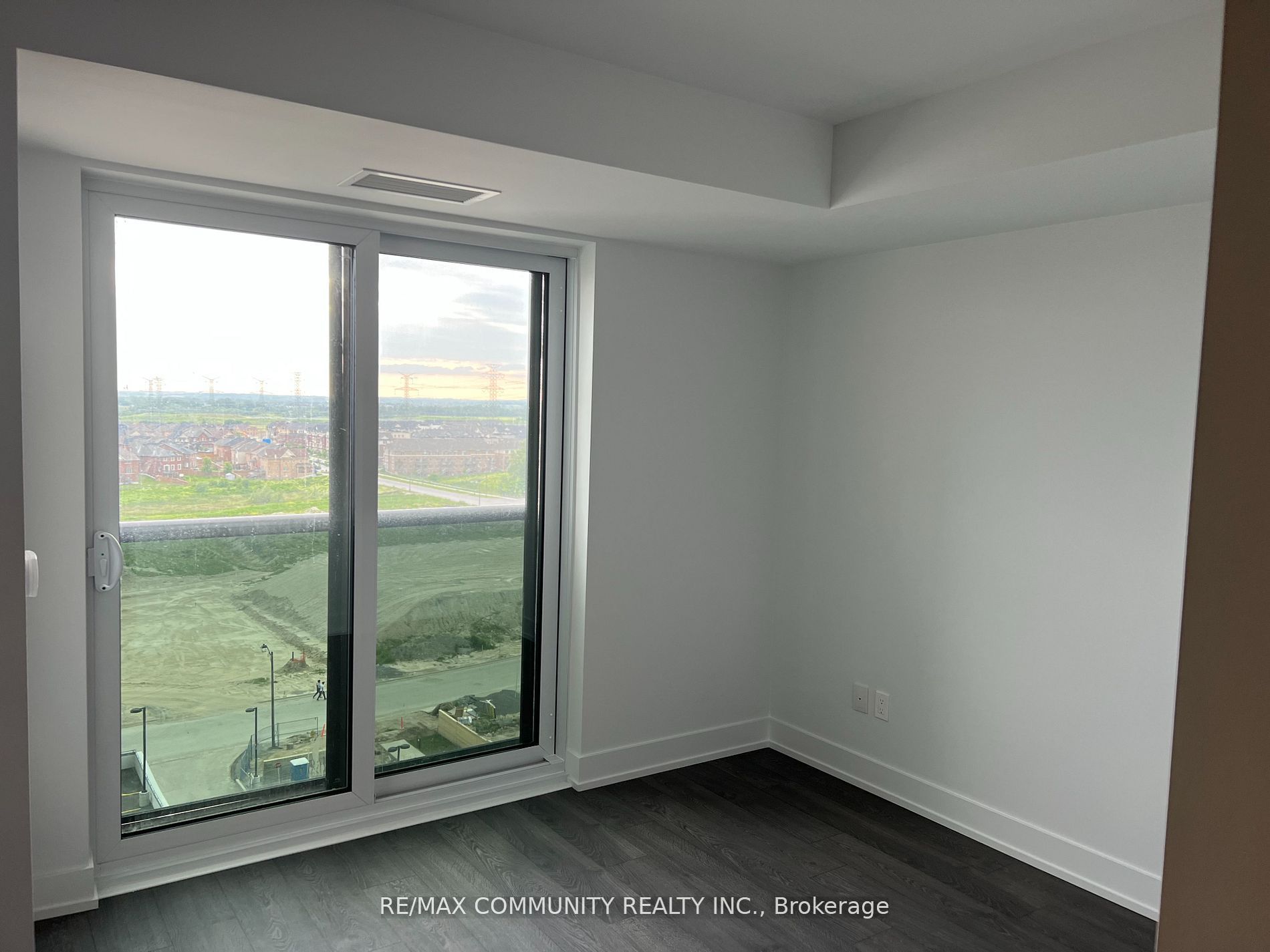 2550 Simcoe Street N 903, Oshawa, ON L1L 0R5 photo 5