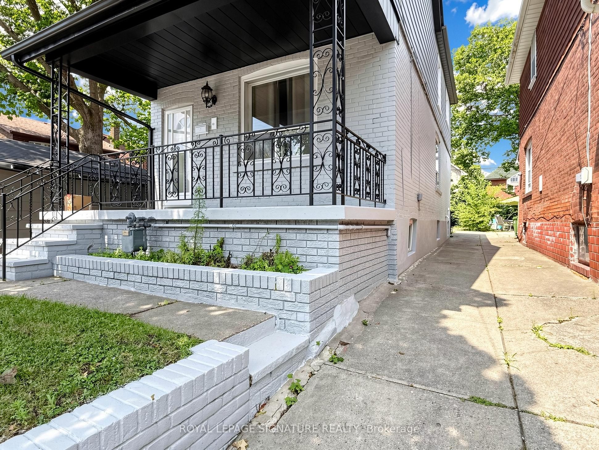 8 Harris Avenue, Toronto, ON M4C 1P4 photo 2