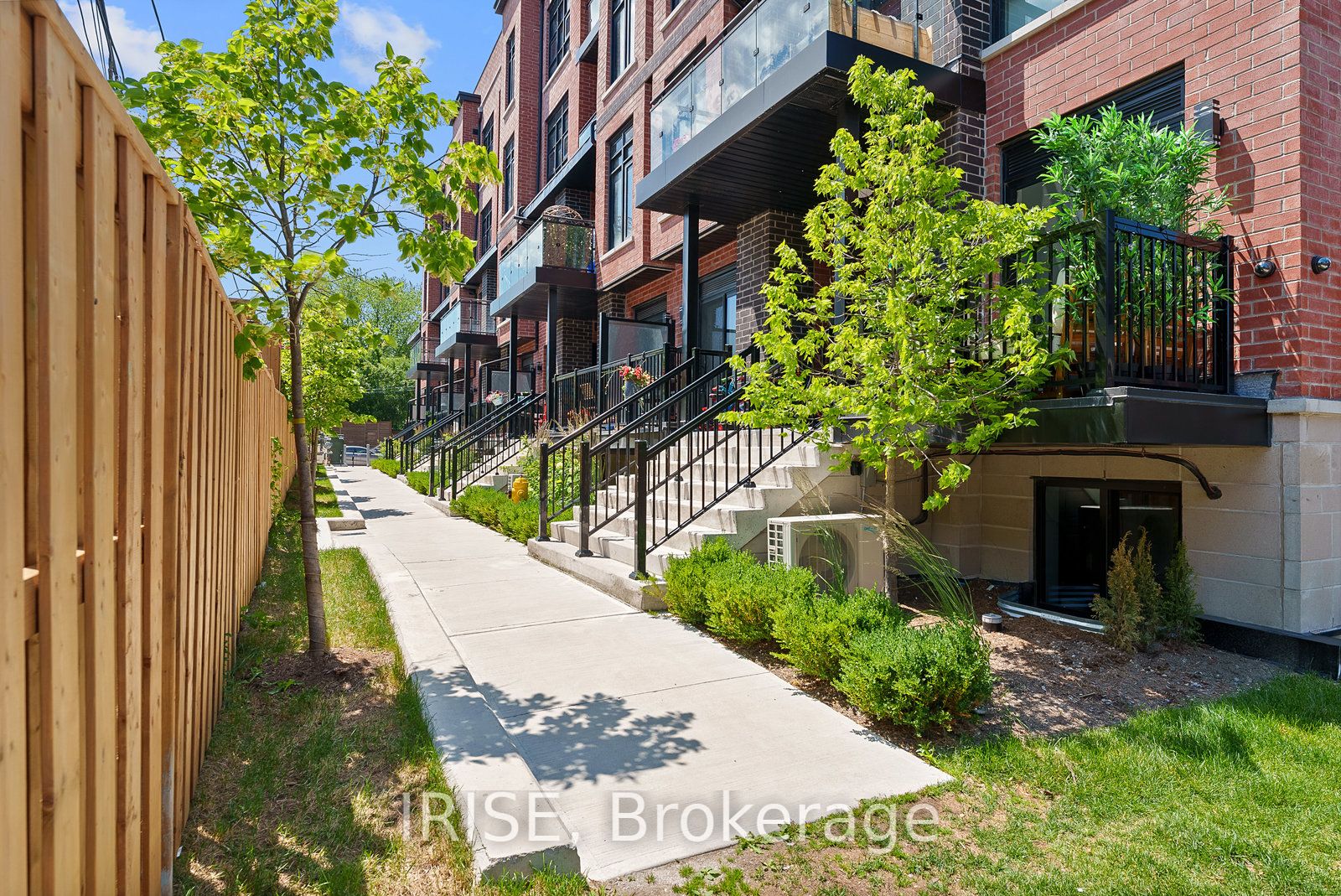 485 Logan Avenue N 305, Toronto, ON M4M 2P5 photo 3