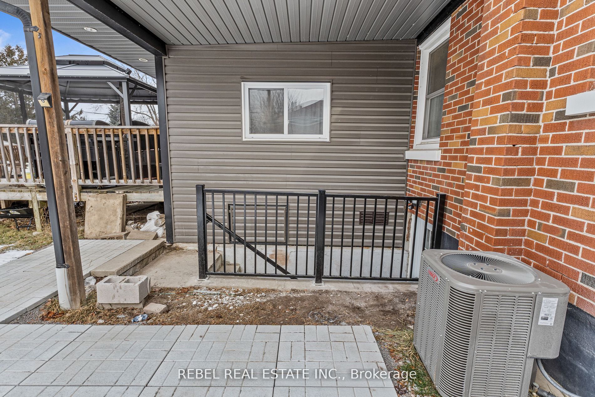 332 Cadillac Avenue S 2, Oshawa, ON L1H 5Z8 photo 2