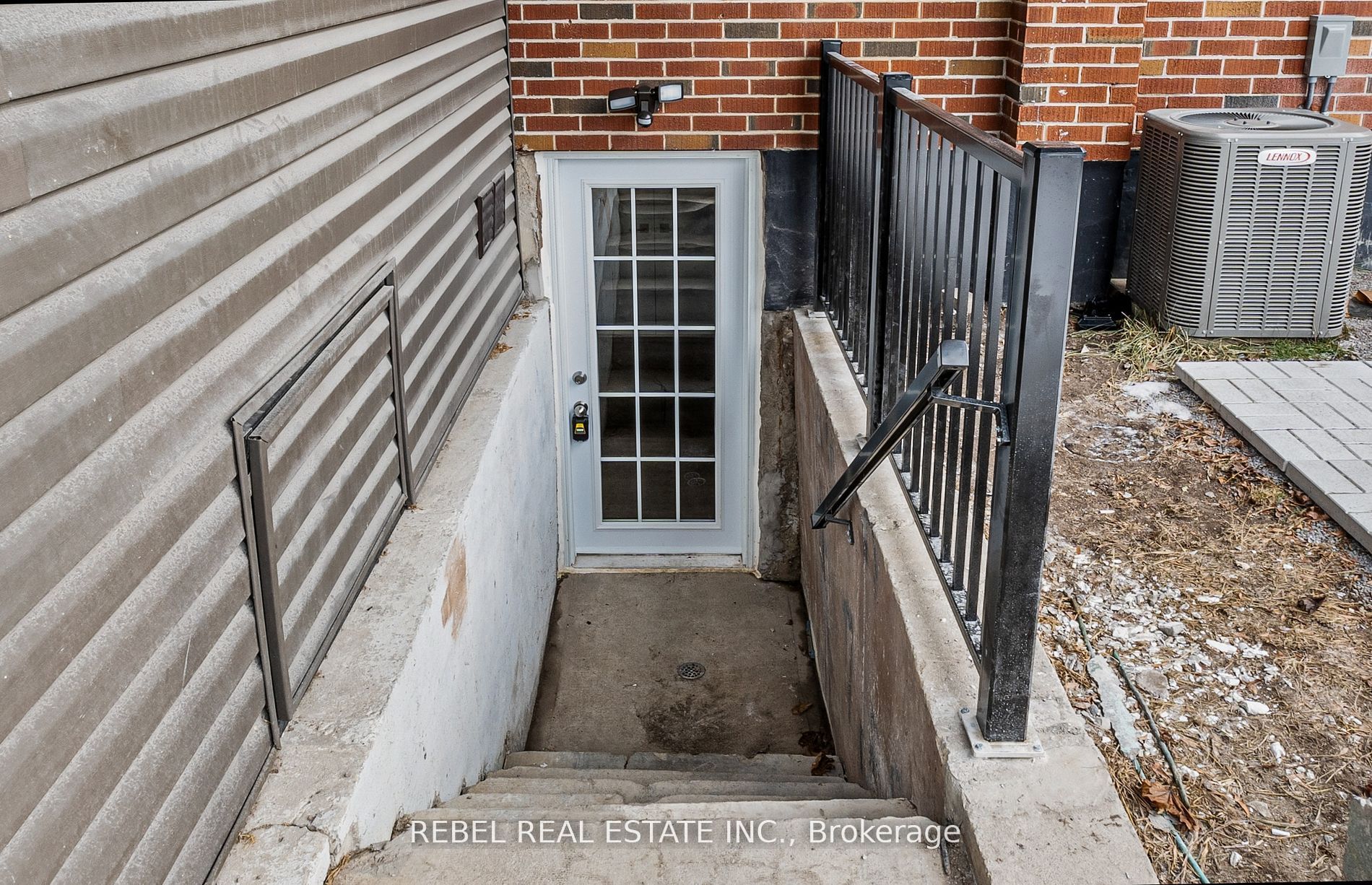 332 Cadillac Avenue S 2, Oshawa, ON L1H 5Z8 photo 3