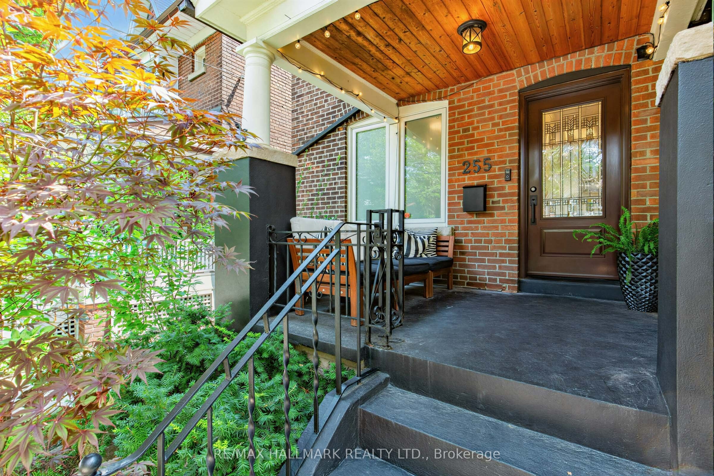 255 Strathmore Boulevard, Toronto, ON M4J 1P7 photo 3