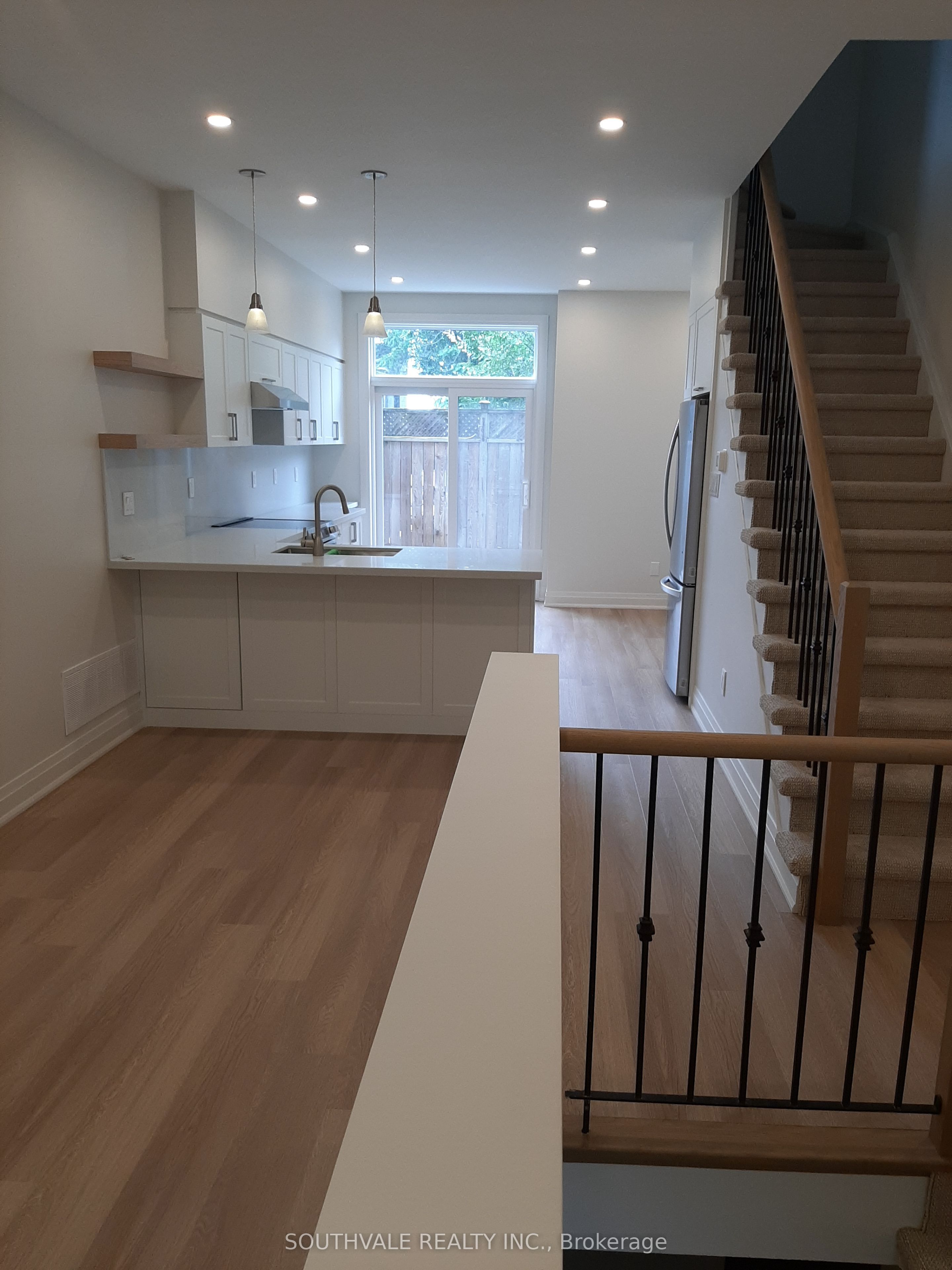 19 Macphail Avenue, Toronto, ON M4K 4A1 photo 2