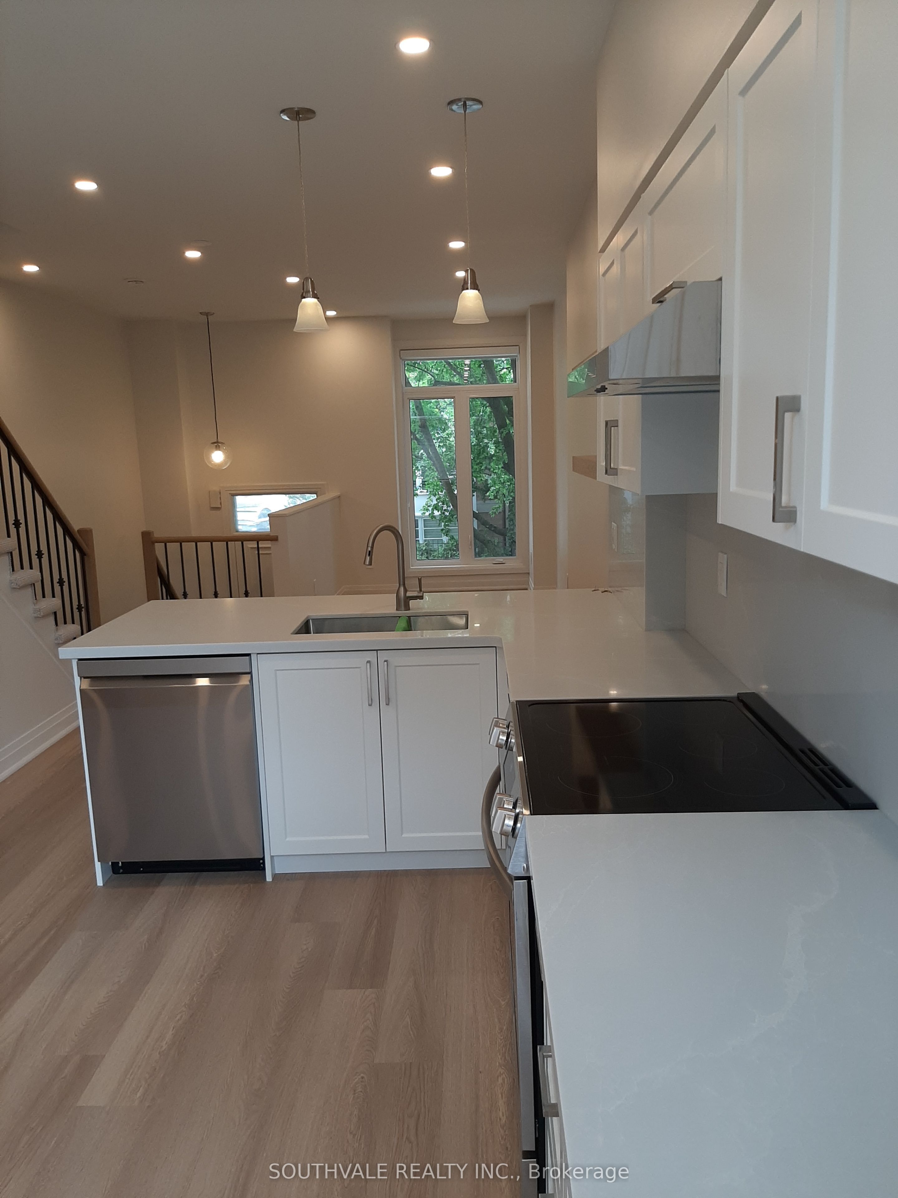 19 Macphail Avenue, Toronto, ON M4K 4A1 photo 4
