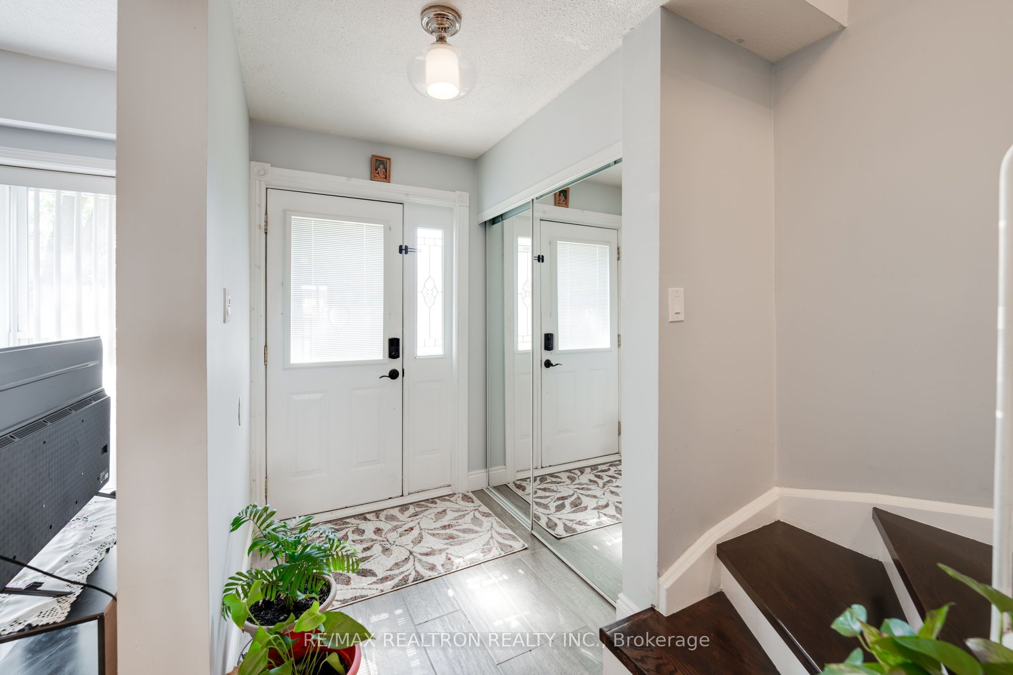 1 Harrison Court, Whitby, ON L1N 6E2 photo 4