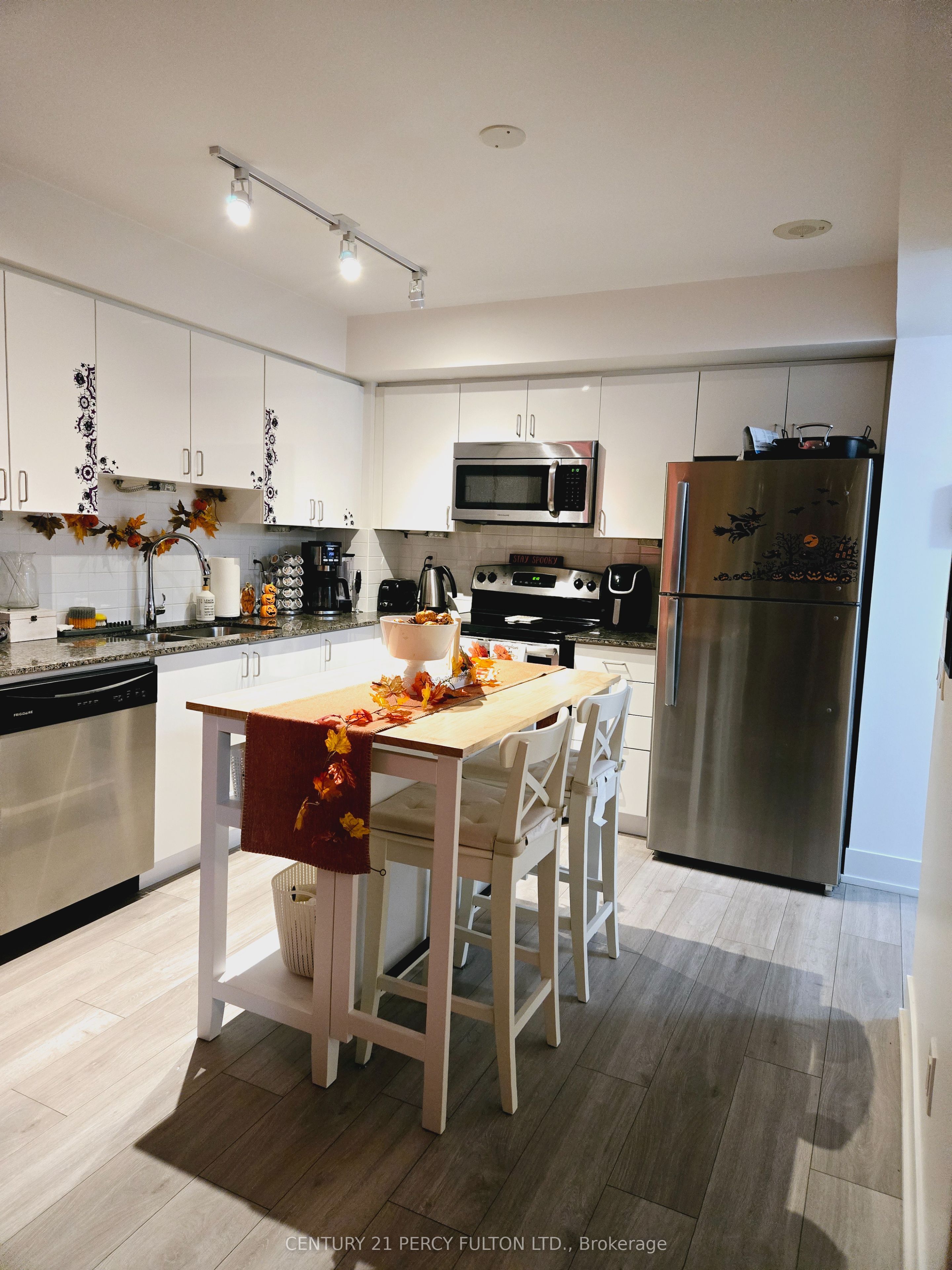 1215 Bayly Street 1310, Pickering, ON L1W 1L7 photo 5