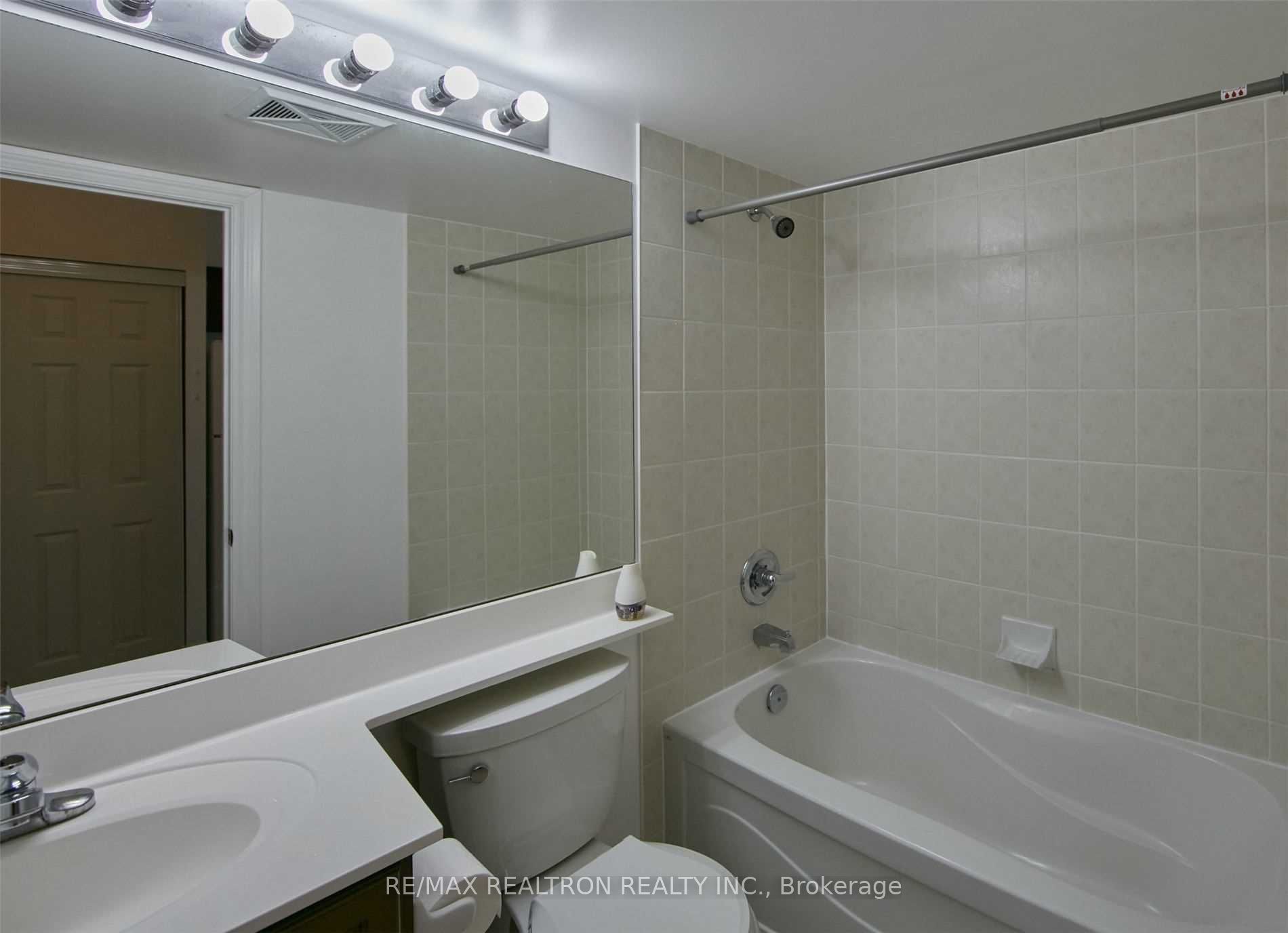 60 Town Centre Court 1602, Toronto, ON M1P 0B1 photo 4
