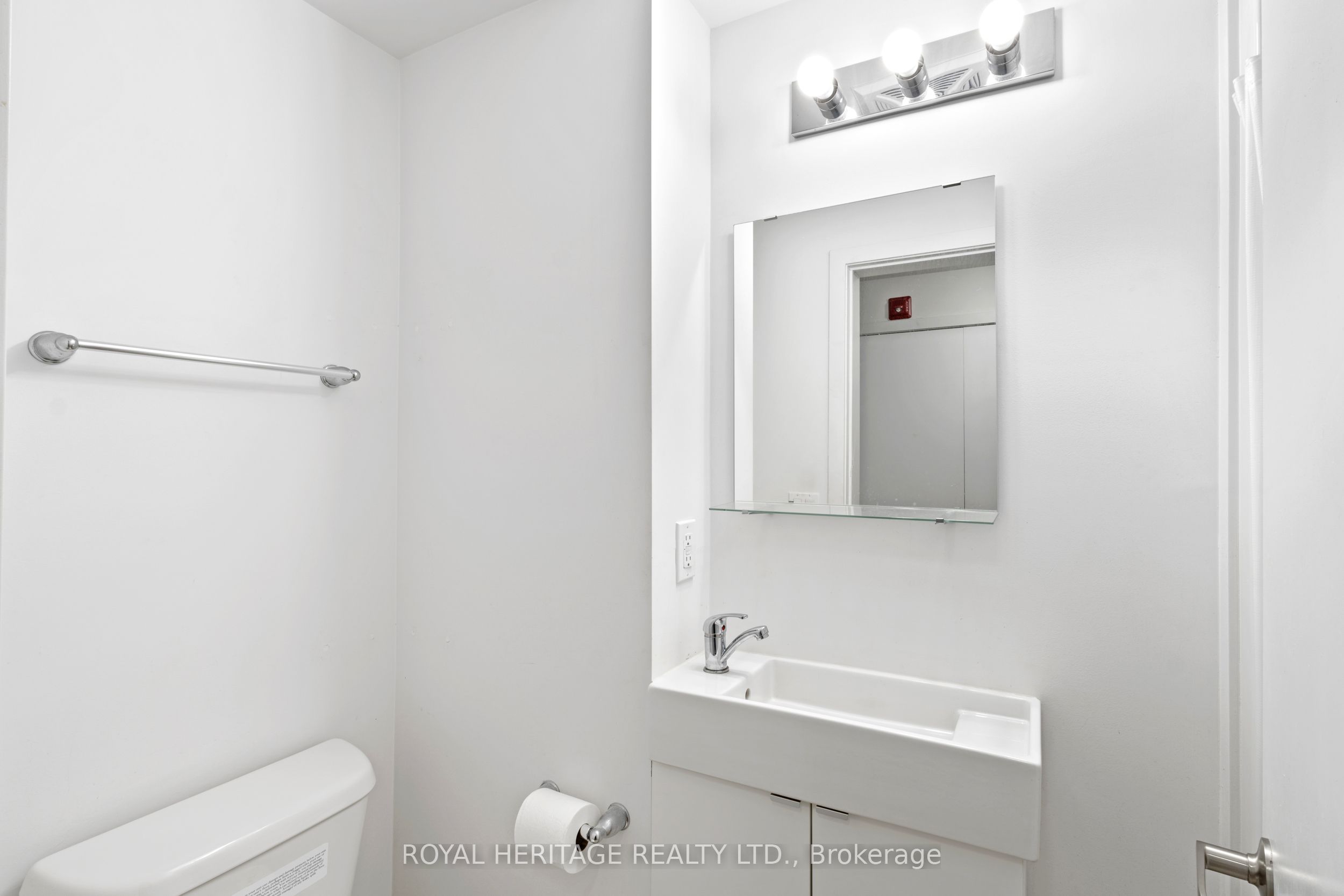 1800 Simcoe Street N 307, Oshawa, ON L1G 0C2 photo 3