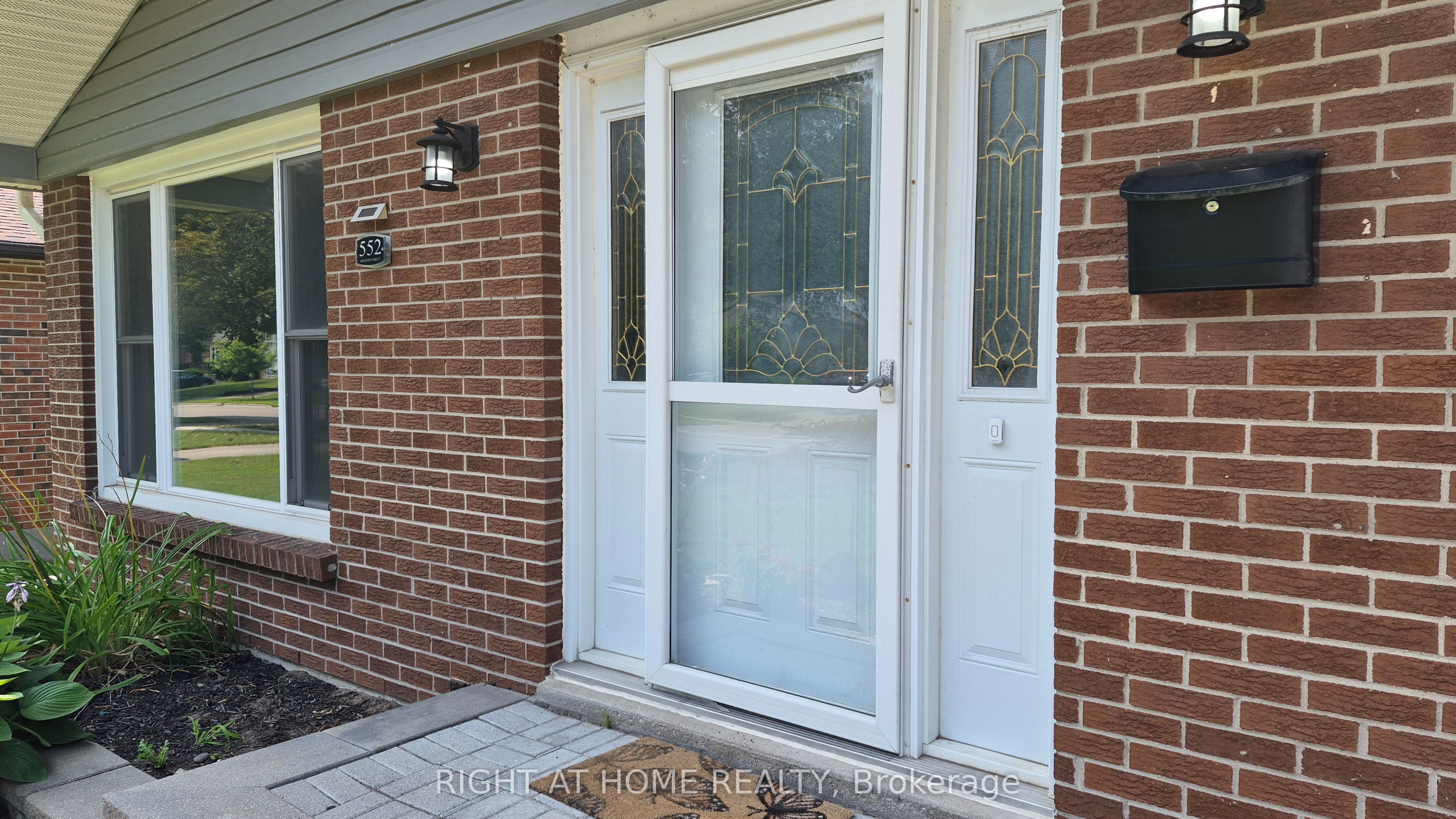 552 Grandview Street S, Oshawa, ON L1H 7S4 photo 2