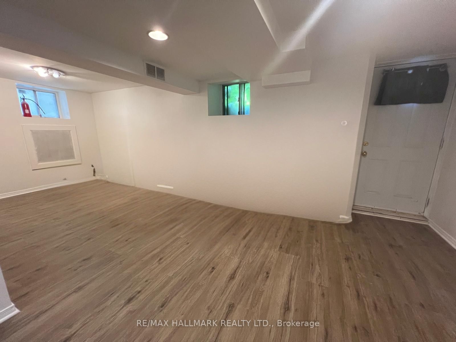 202 Heward Avenue Lower, Toronto, ON M4M 2T7 photo 2