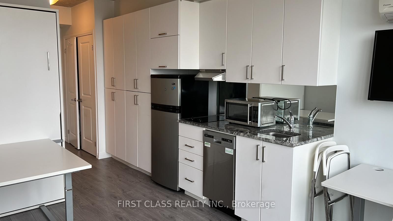 1900 Simcoe Street N 305, Oshawa, ON L1G 0C1 photo 2