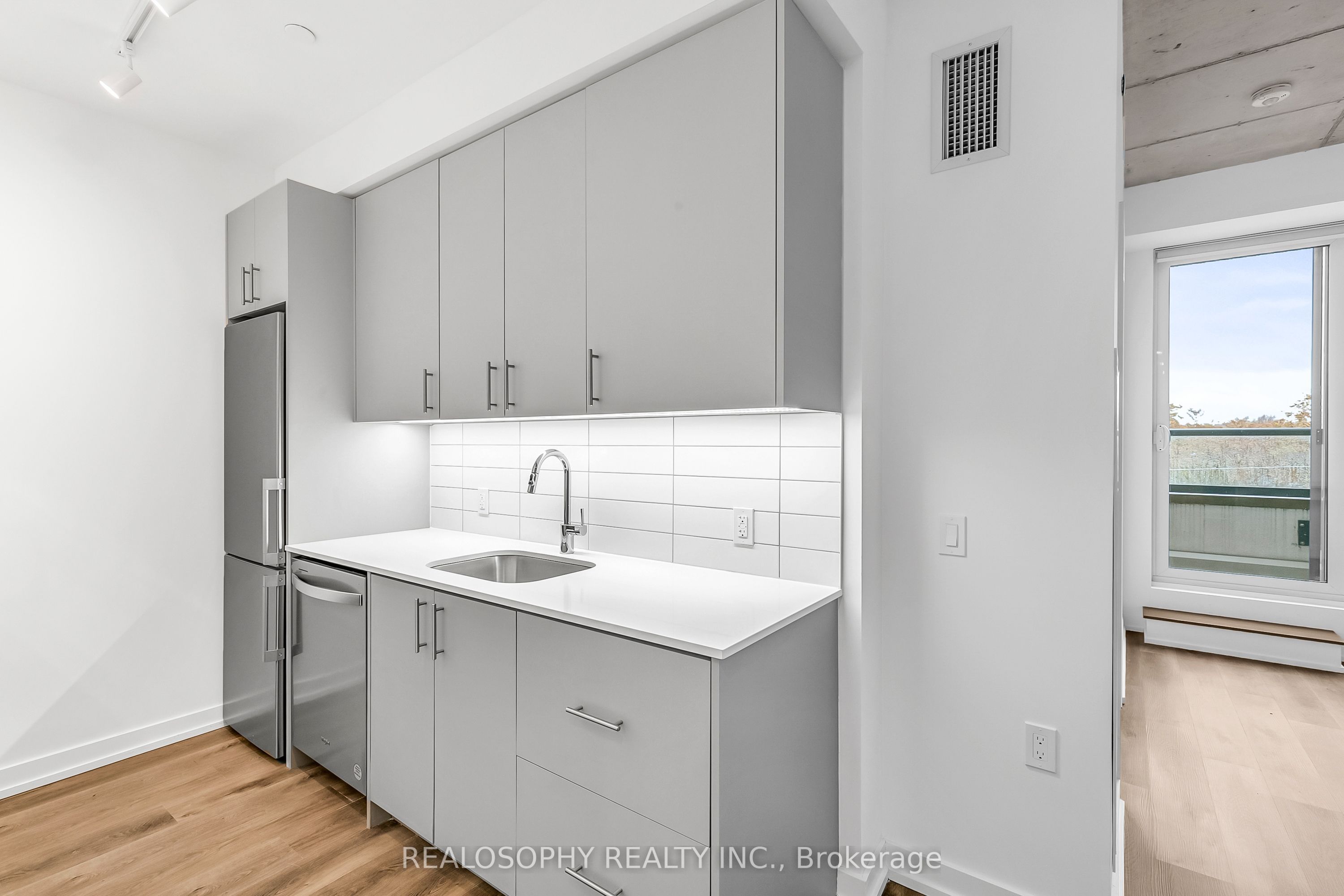 115 Larchmount Avenue 504, Toronto, ON M4M 2Y6 photo 3
