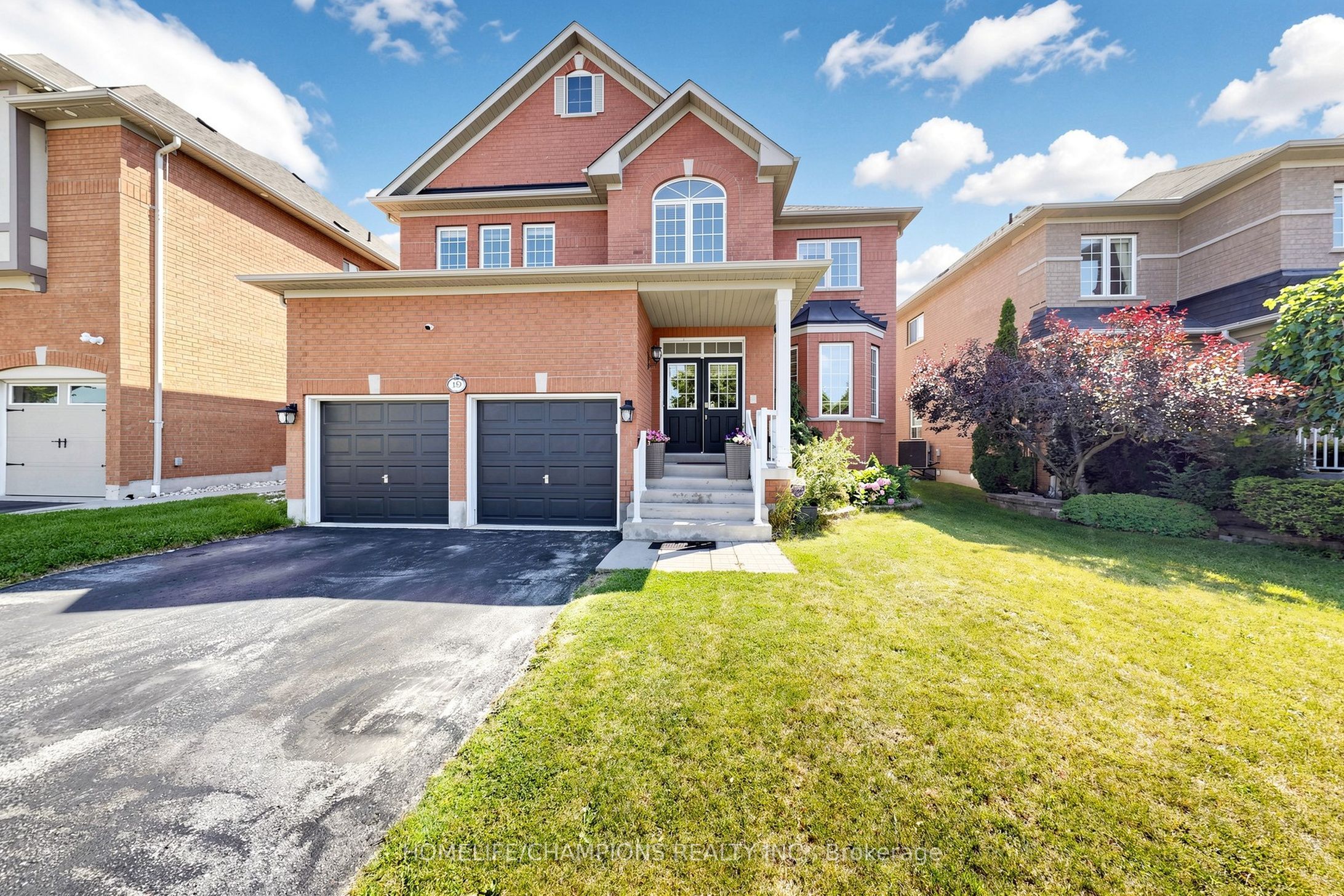 19 Tweedie Crescent, Whitby, ON L1P 1X4 photo 2