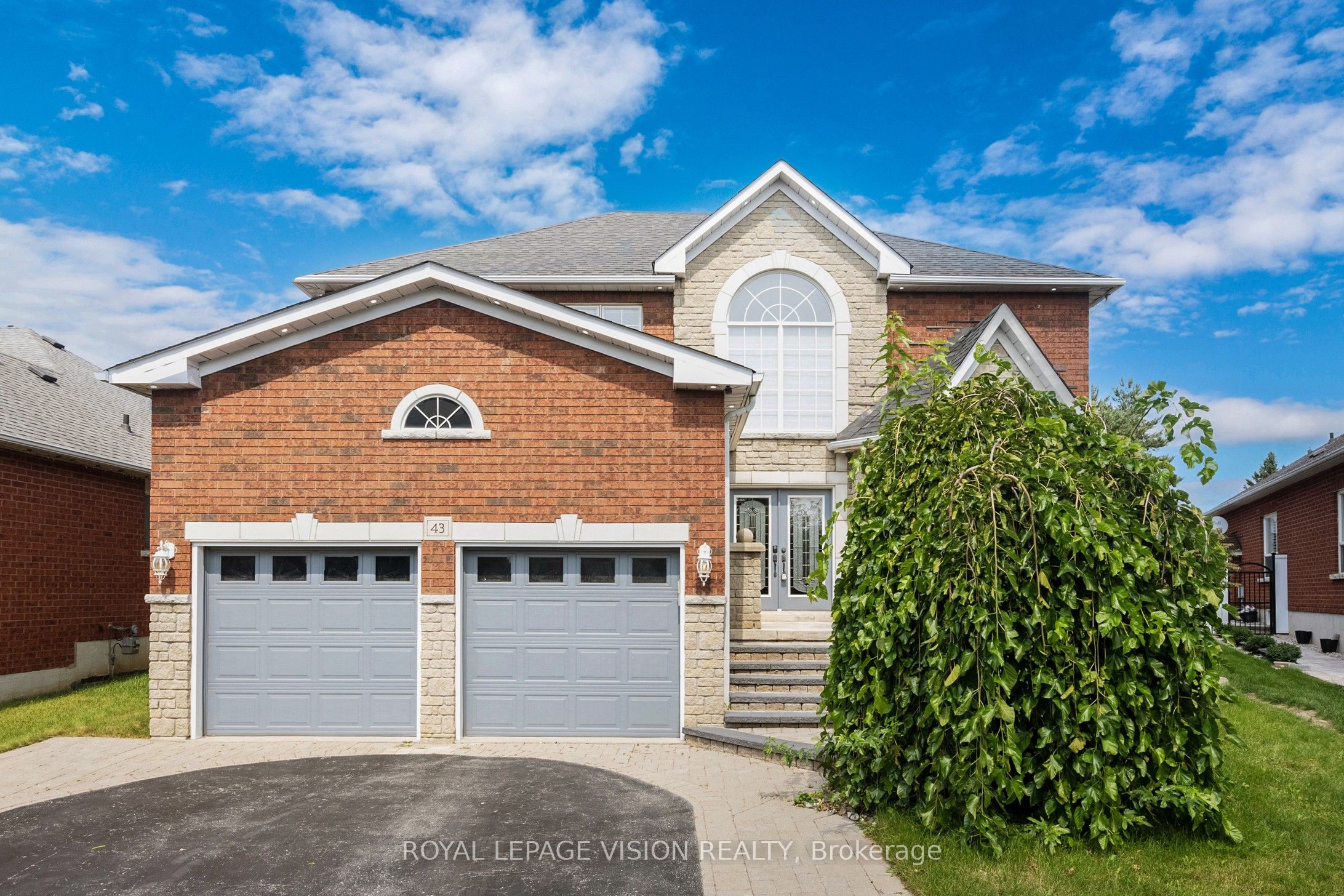 43 Mac Carl Crescent, Whitby, ON L1R 2T6