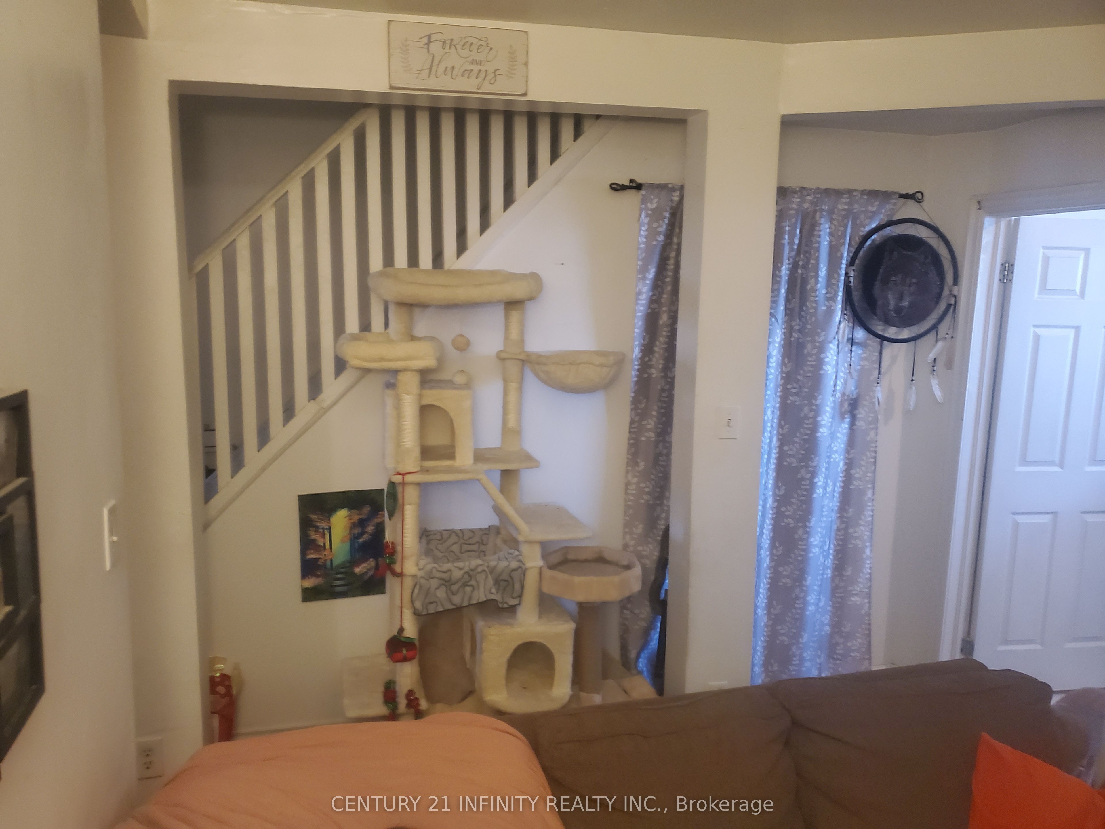 134 Simcoe Street S 2, Oshawa, ON L1H 4G9 photo 2