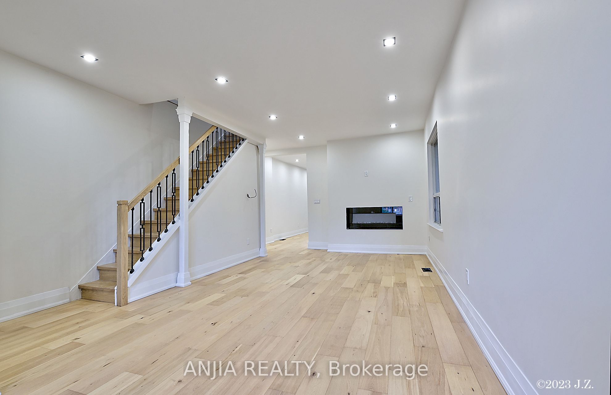 36 Gough Avenue Upper, Toronto, ON M4K 3N7 photo 3