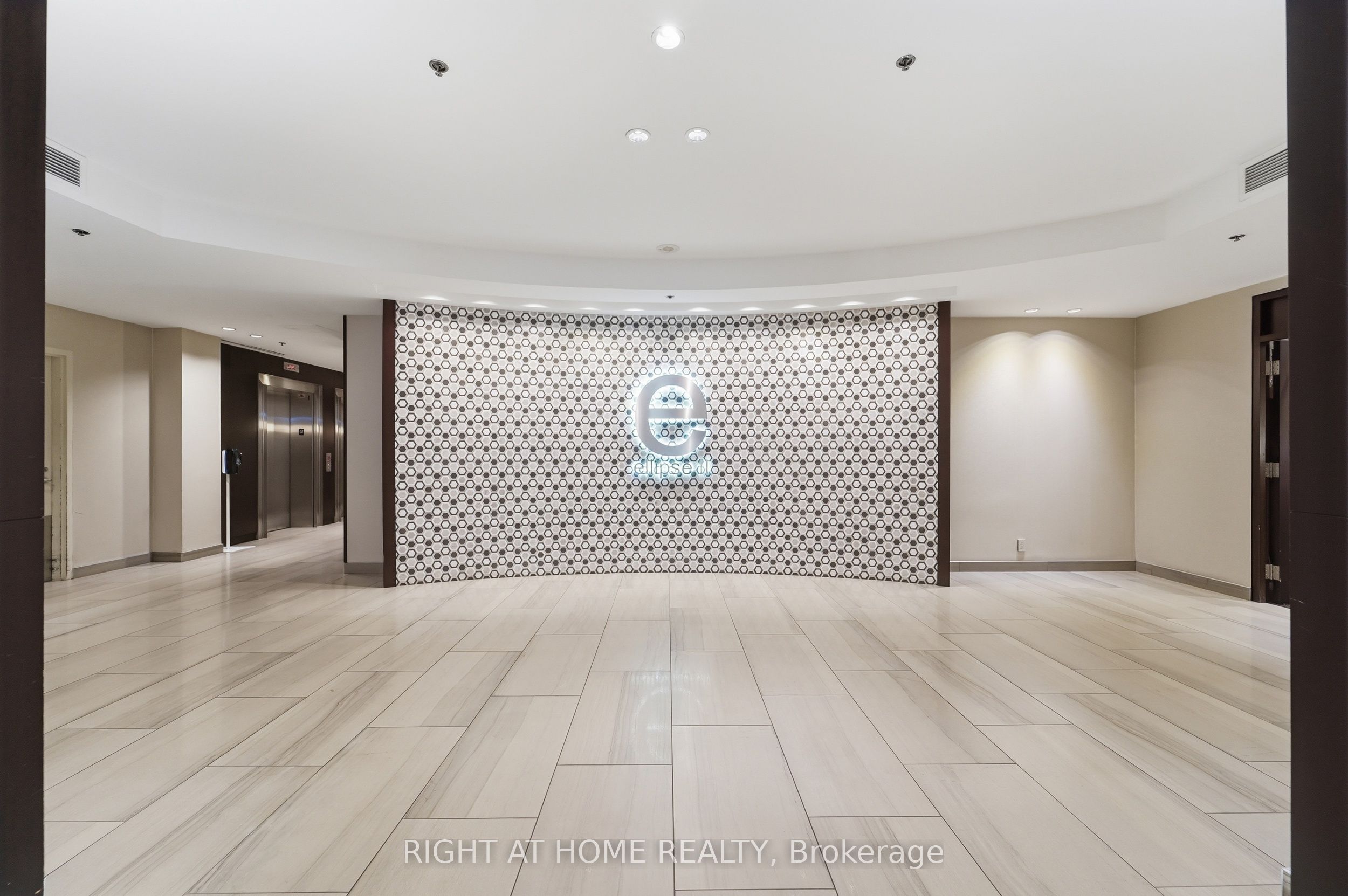 38 Lee Centre Drive 1612, Toronto, ON M1H 3J7 photo 2