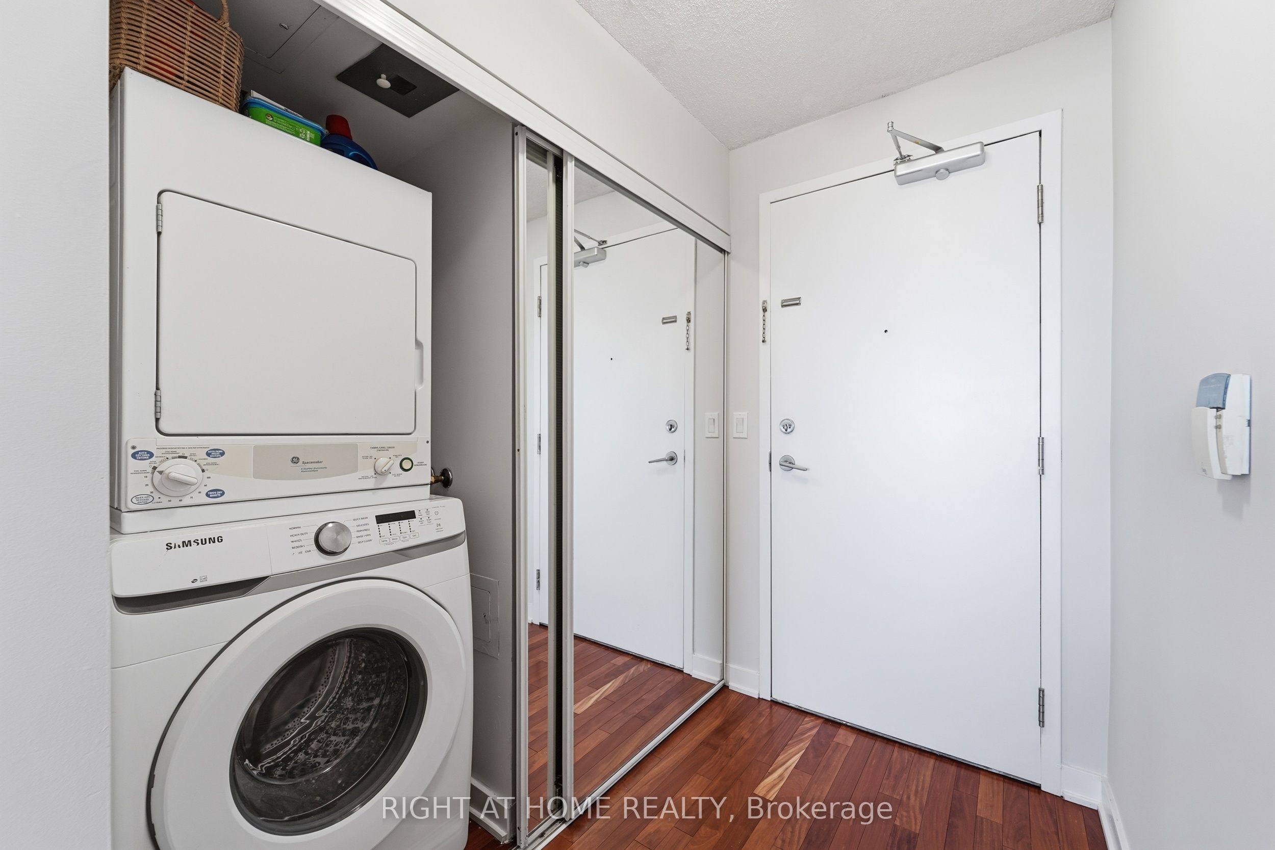 38 Lee Centre Drive 1612, Toronto, ON M1H 3J7 photo 3