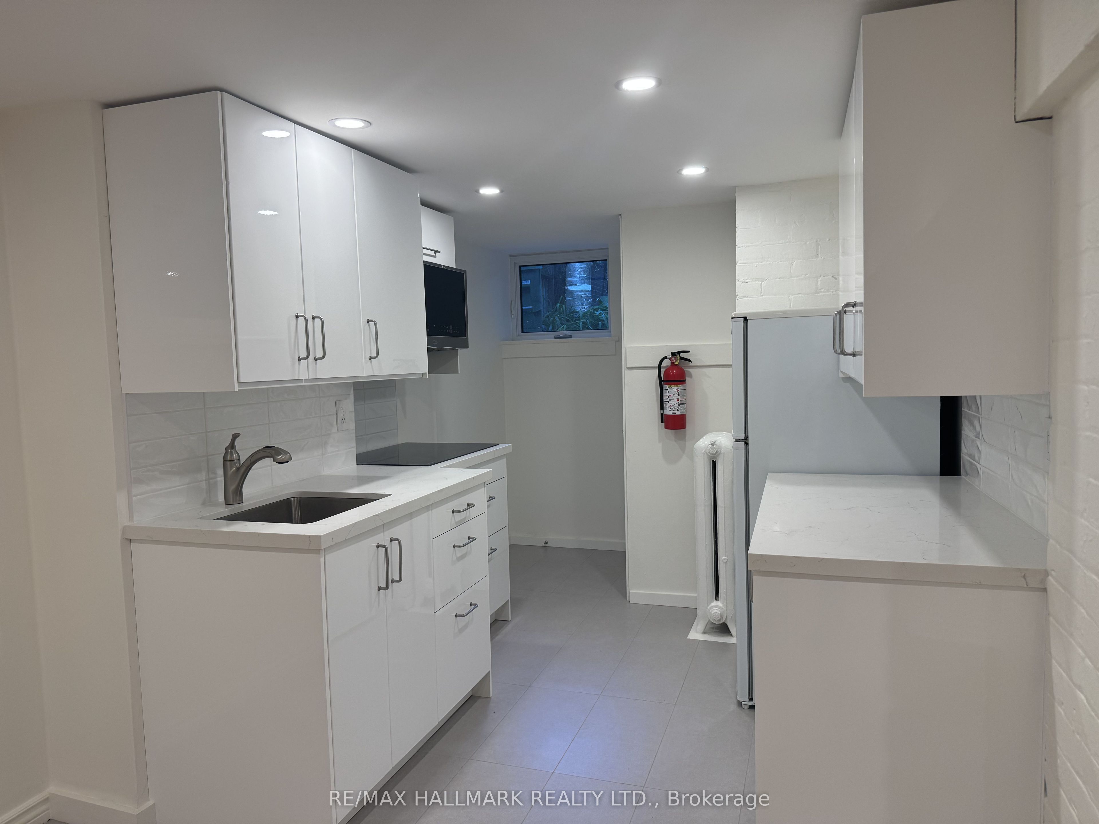 553 Broadview Avenue Lower, Toronto, ON M4K 2N7 photo 3