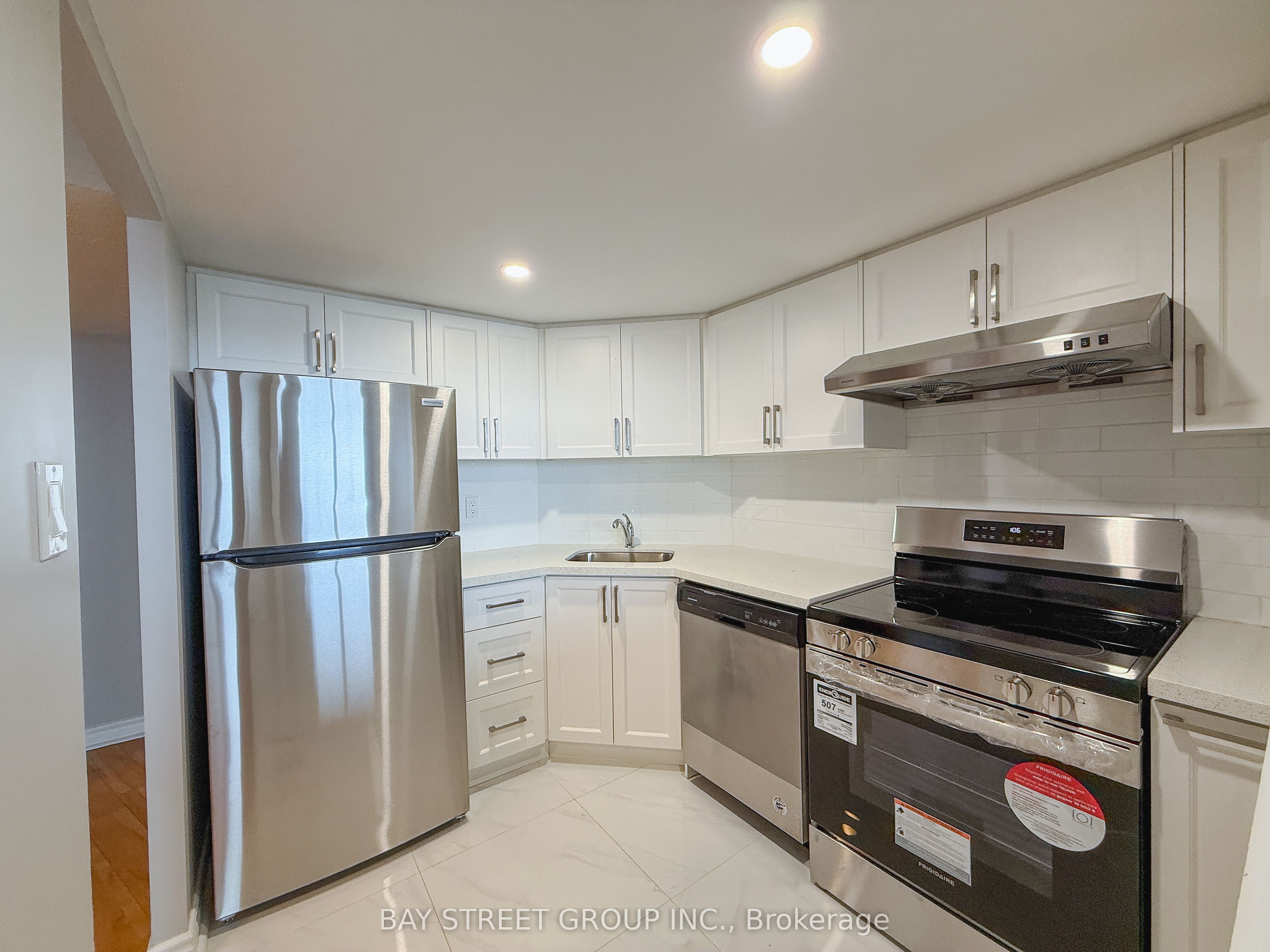 150 Alton Towers Circle 1007, Toronto, ON M1V 4X7 photo 3