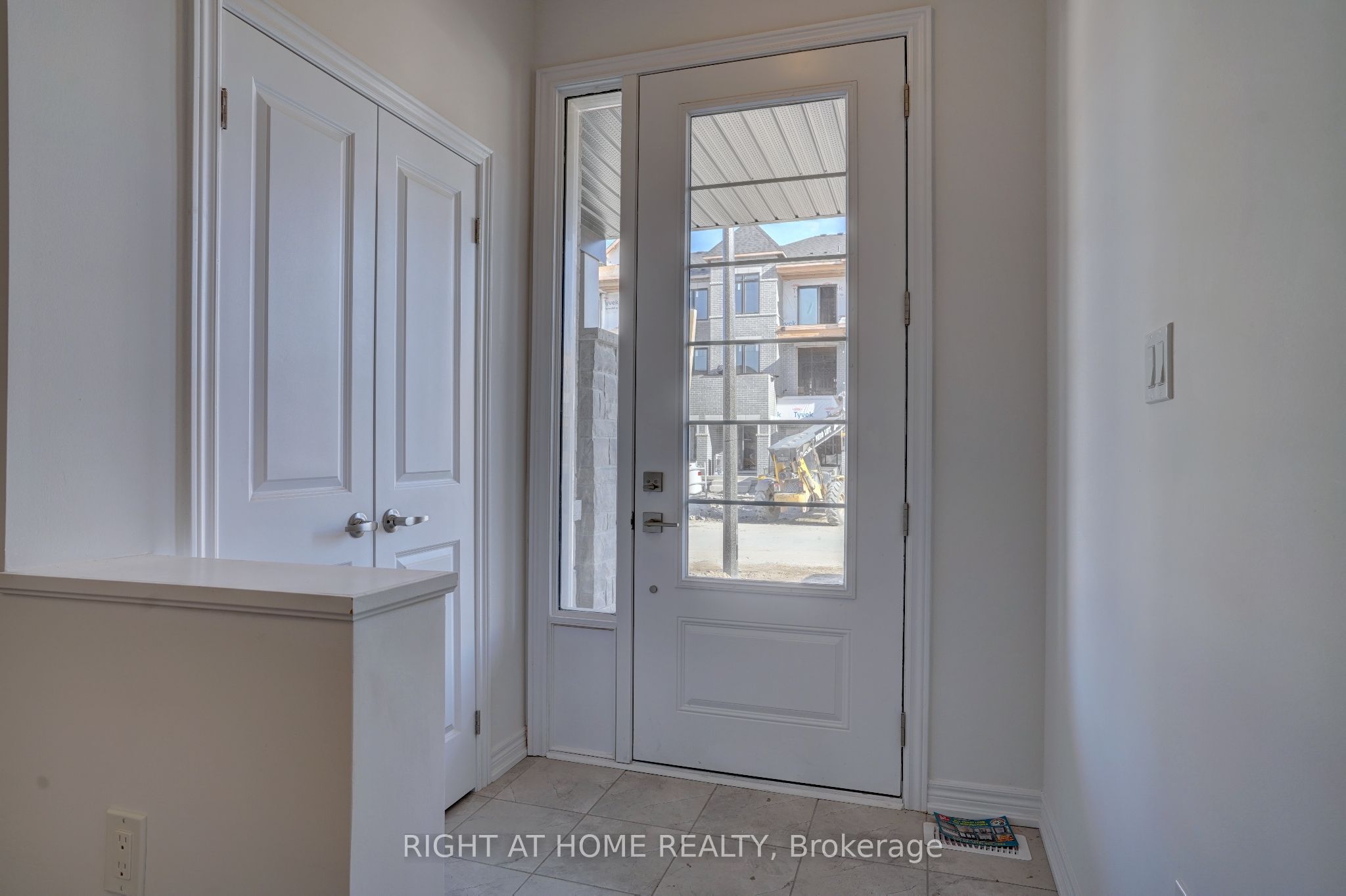 2038 CAMERON LOTT Crescent, Oshawa, ON L1L 0S1 photo 2