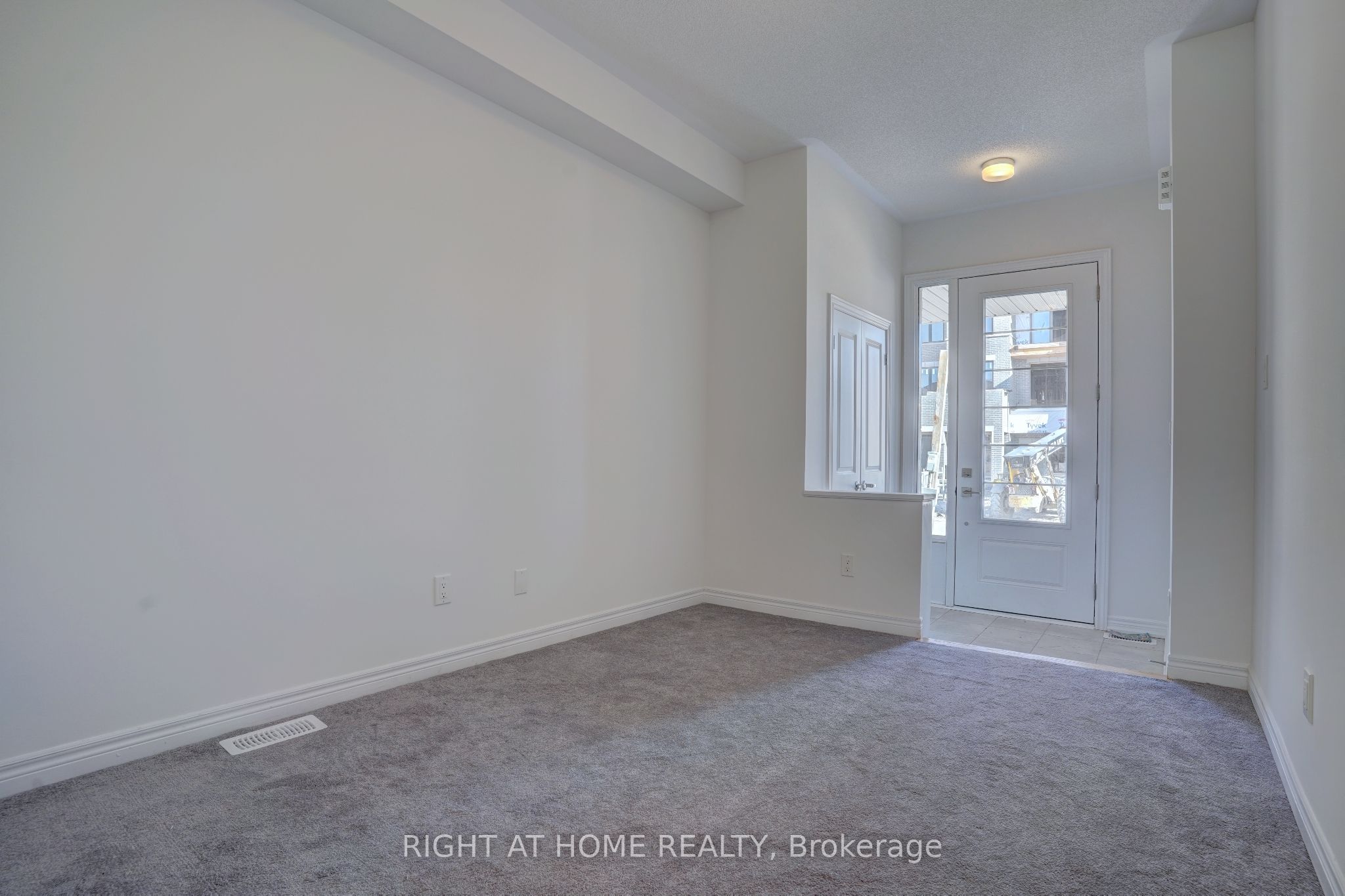 2038 CAMERON LOTT Crescent, Oshawa, ON L1L 0S1 photo 3
