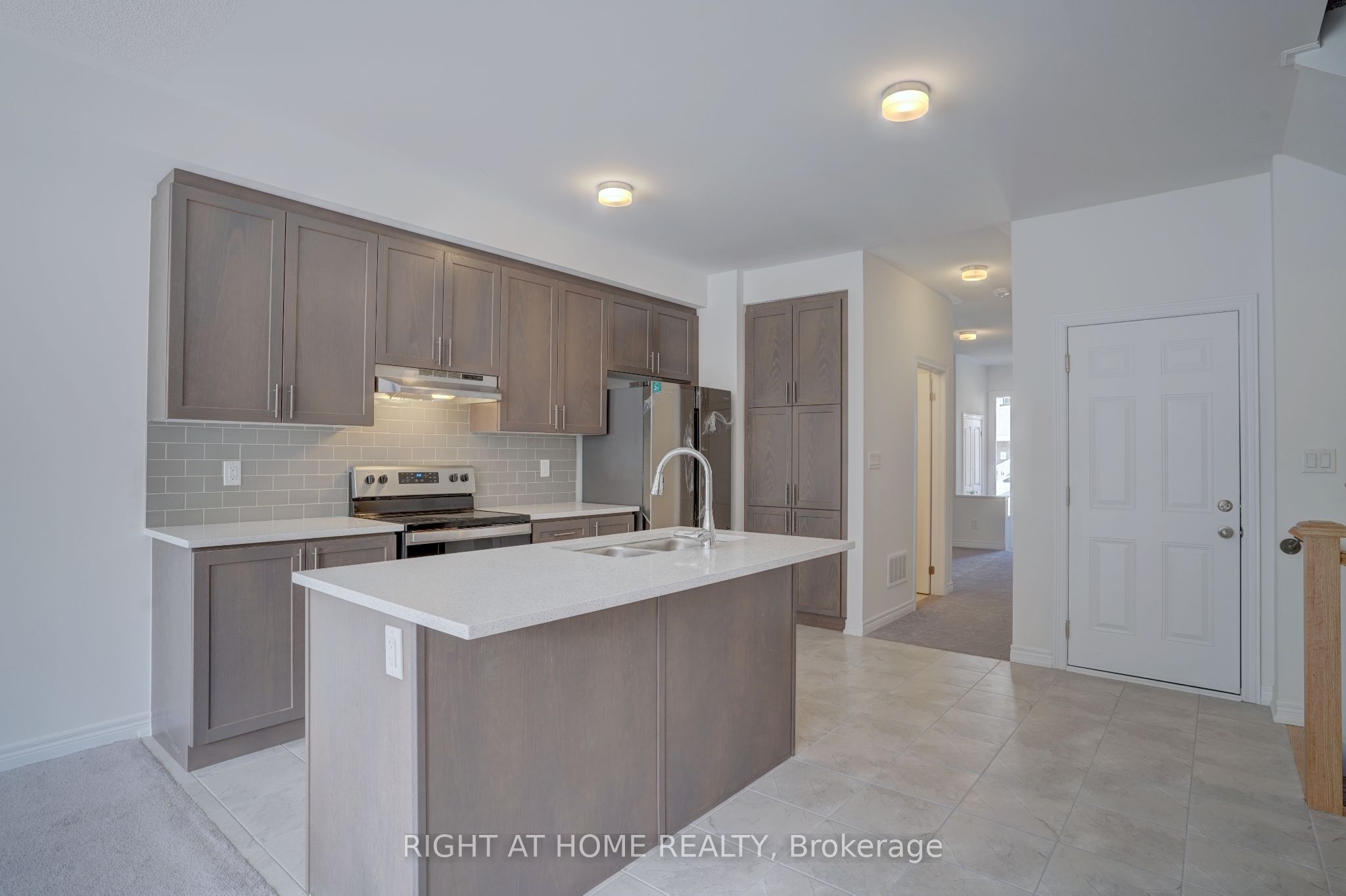 2038 CAMERON LOTT Crescent, Oshawa, ON L1L 0S1 photo 4