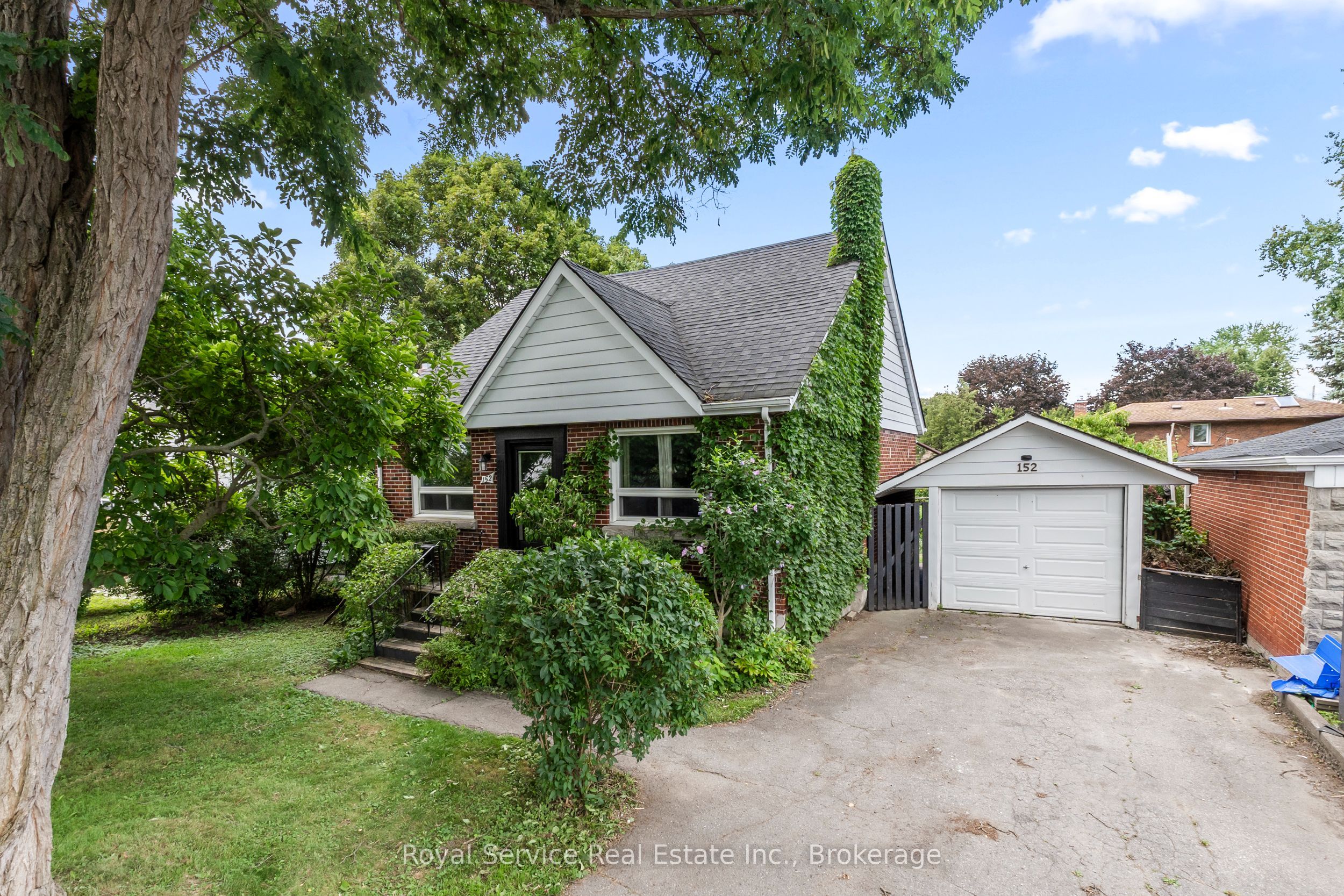 152 Harmony Road S, Oshawa, ON L1H 6T5