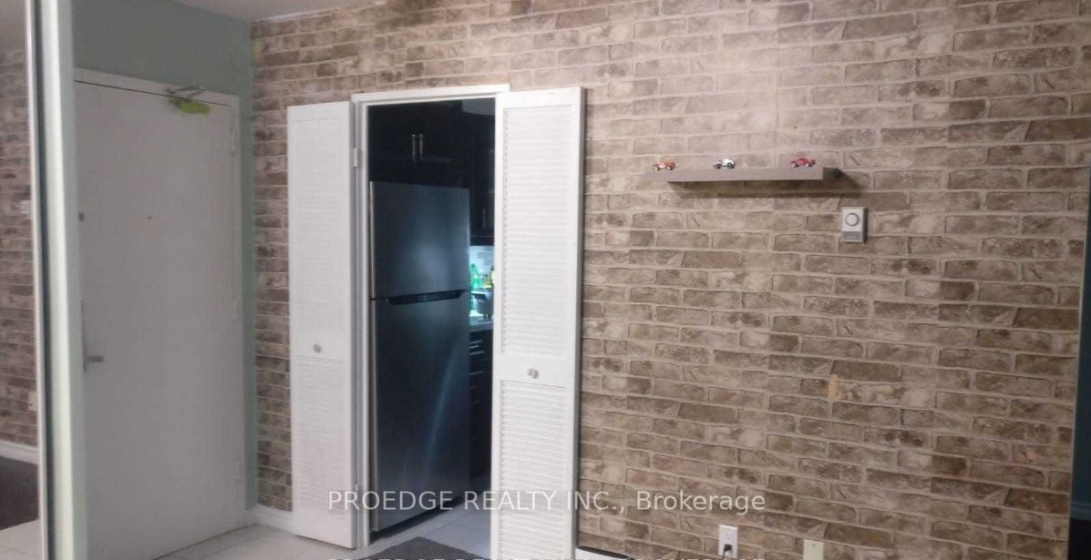 5 Massey Square 102, Toronto, ON M4C 5L6 photo 3