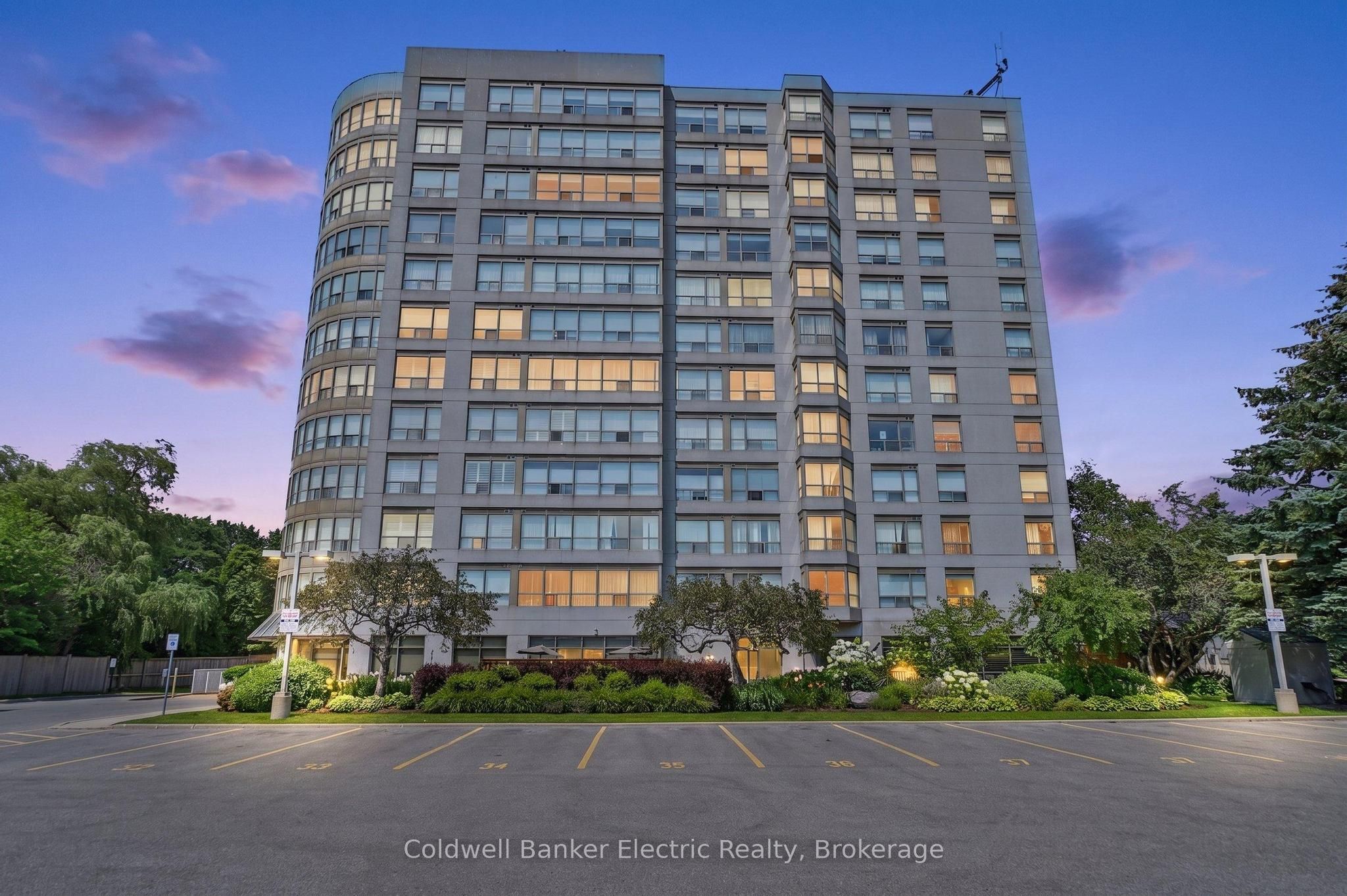 712 Rossland Road E 1011, Whitby, ON L1N 9E8