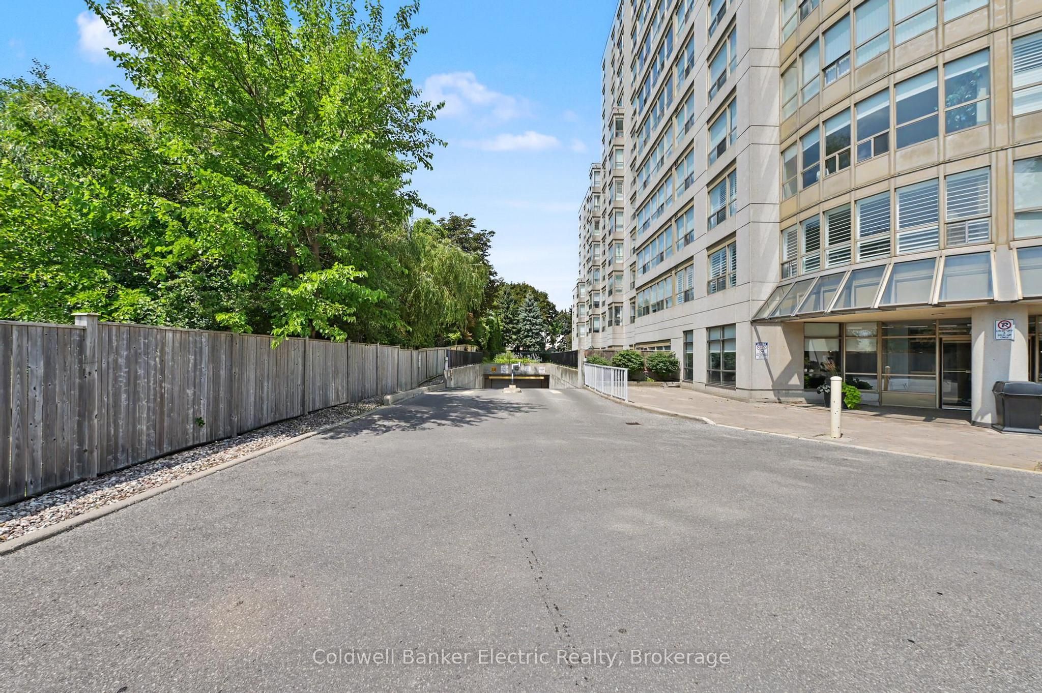 712 Rossland Road E 1011, Whitby, ON L1N 9E8 photo 3