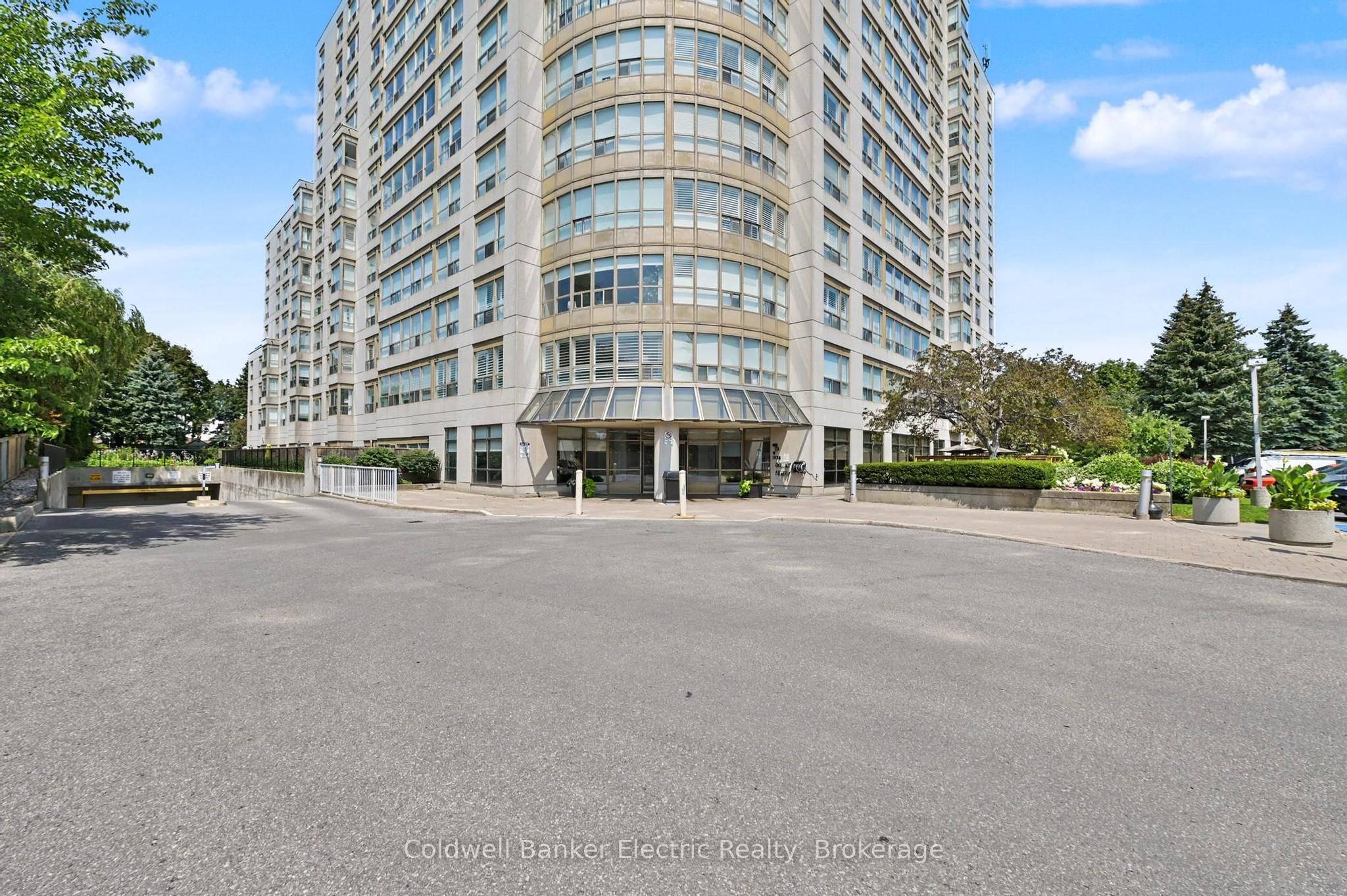 712 Rossland Road E 1011, Whitby, ON L1N 9E8 photo 4