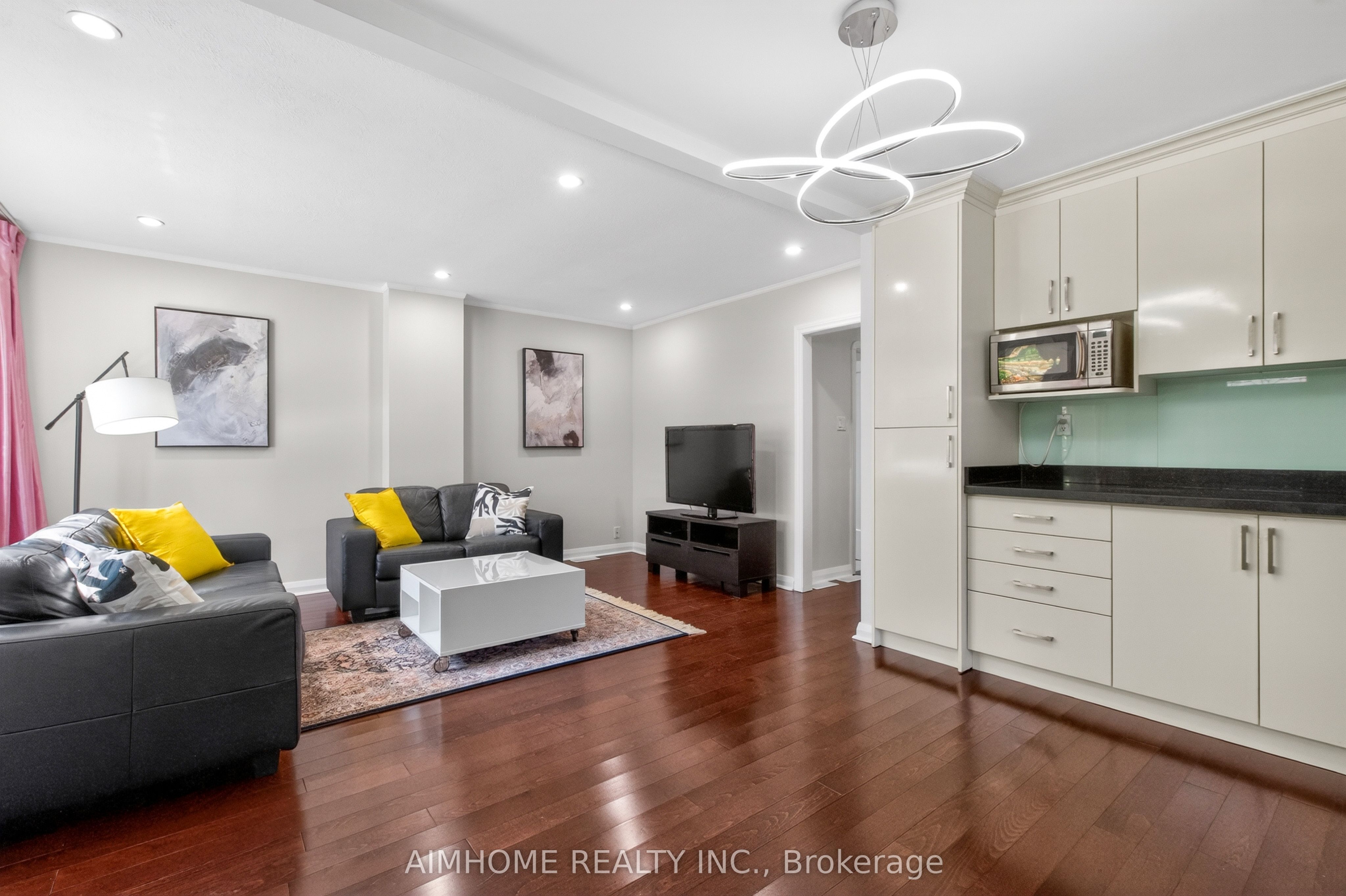 140 Meighen Avenue, Toronto, ON M4B 2H9 photo 3