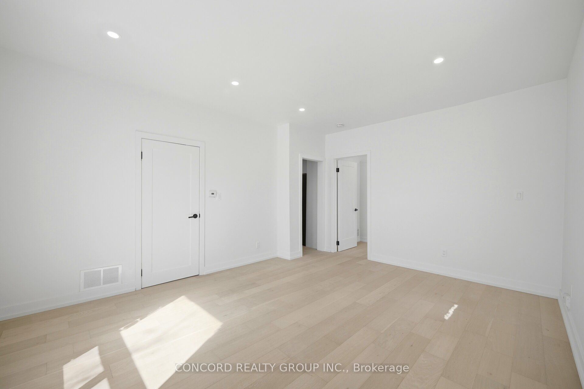 75 Ritson Road N, Oshawa, ON L1G 5P6 photo 4