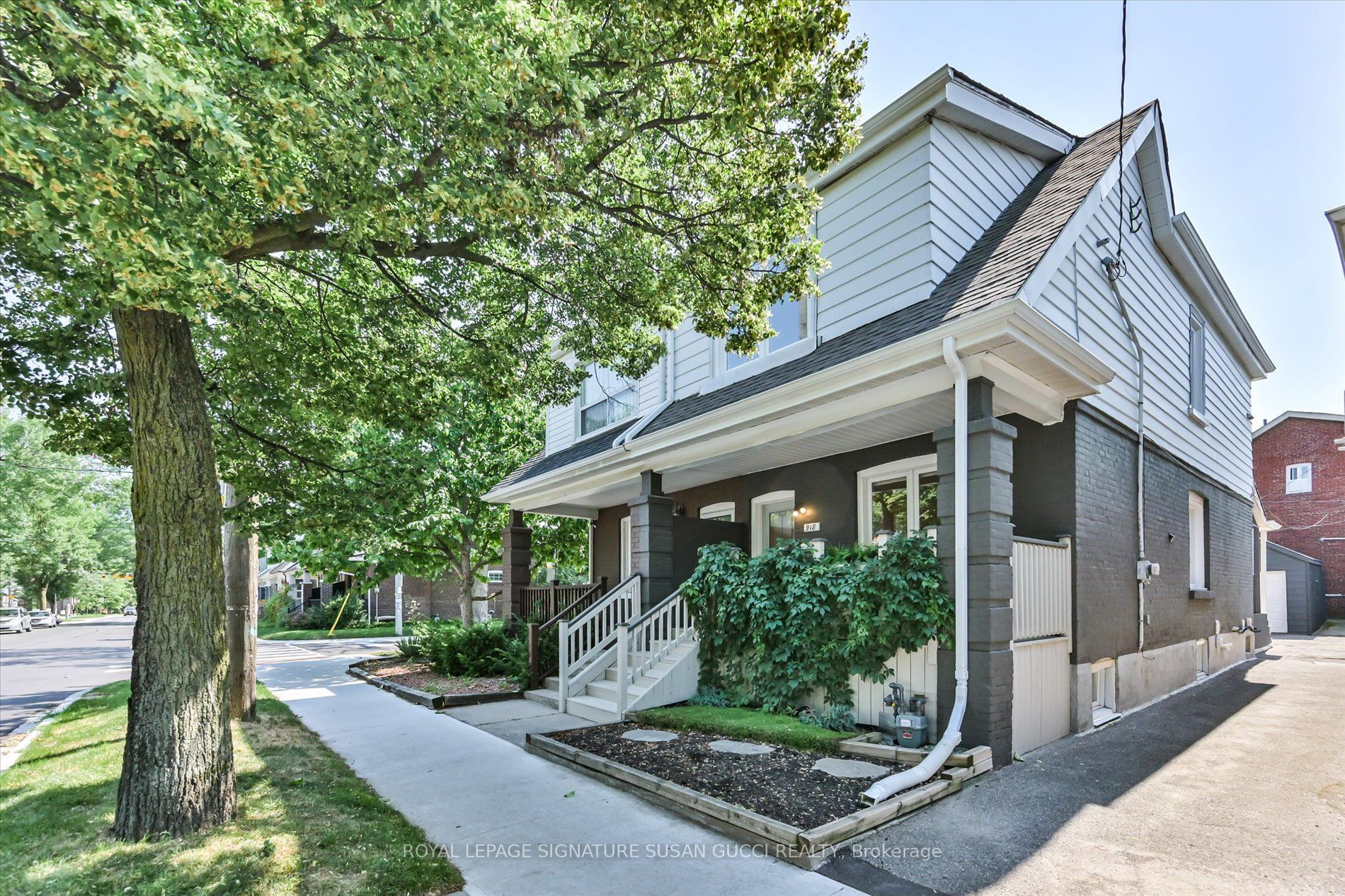 918 Greenwood Avenue, Toronto, ON M4J 4C1 photo 2