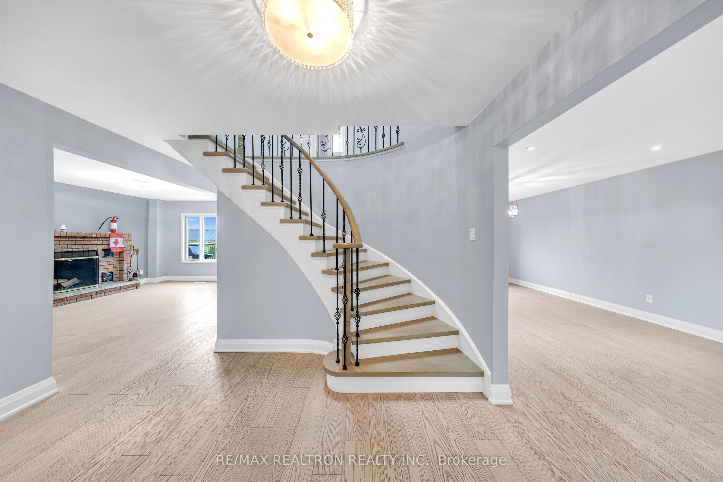 141 Hialeah Crescent Upper, Whitby, ON L1N 6V8 photo 2