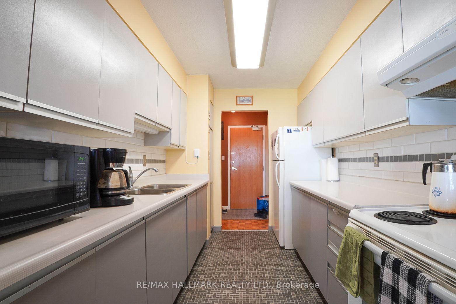 3734 St Clair Avenue E 203, Toronto, ON M1M 1T7 photo 3