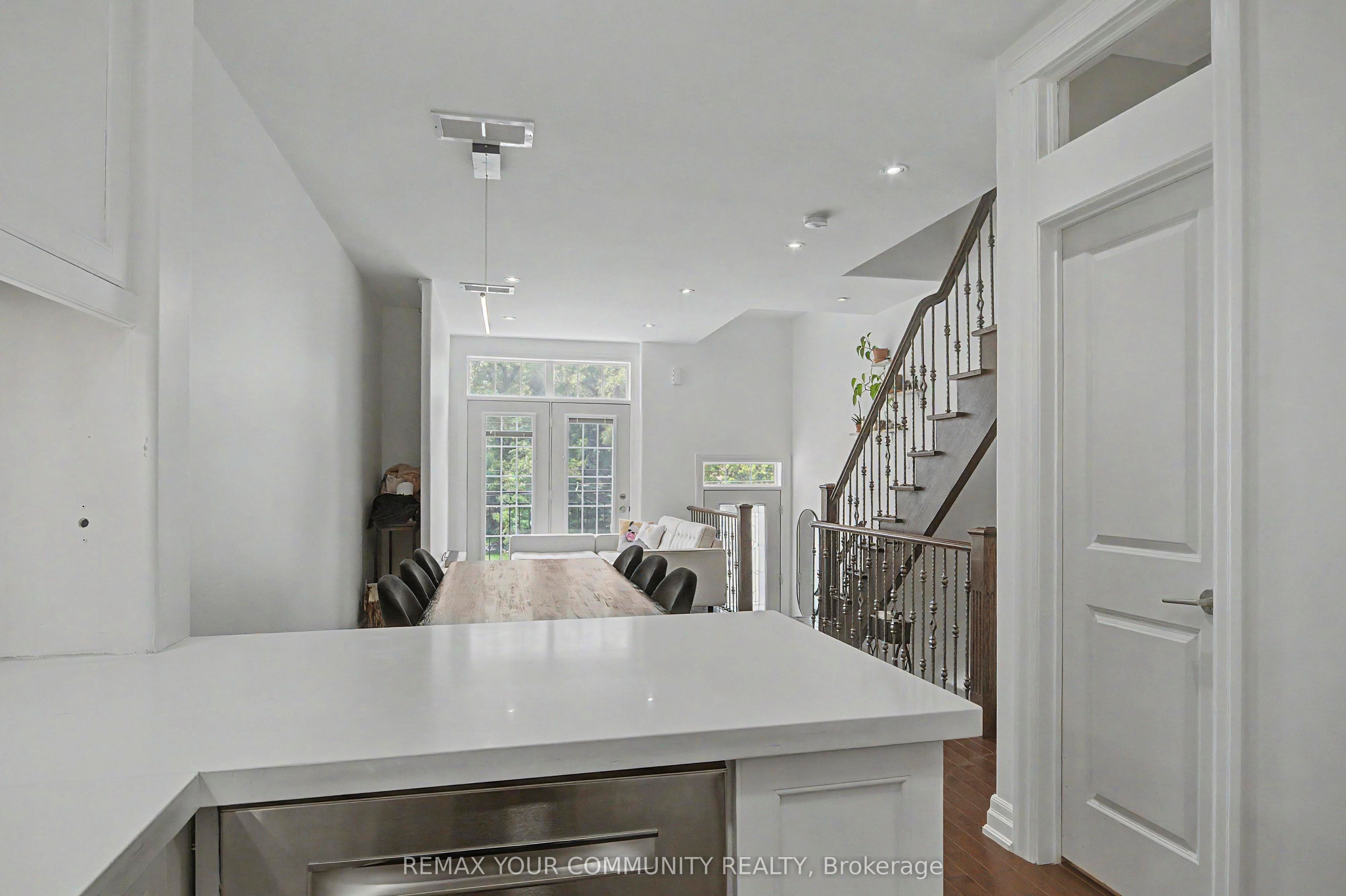 1079 Broadview Avenue, Toronto, ON M4K 2S4 photo 3