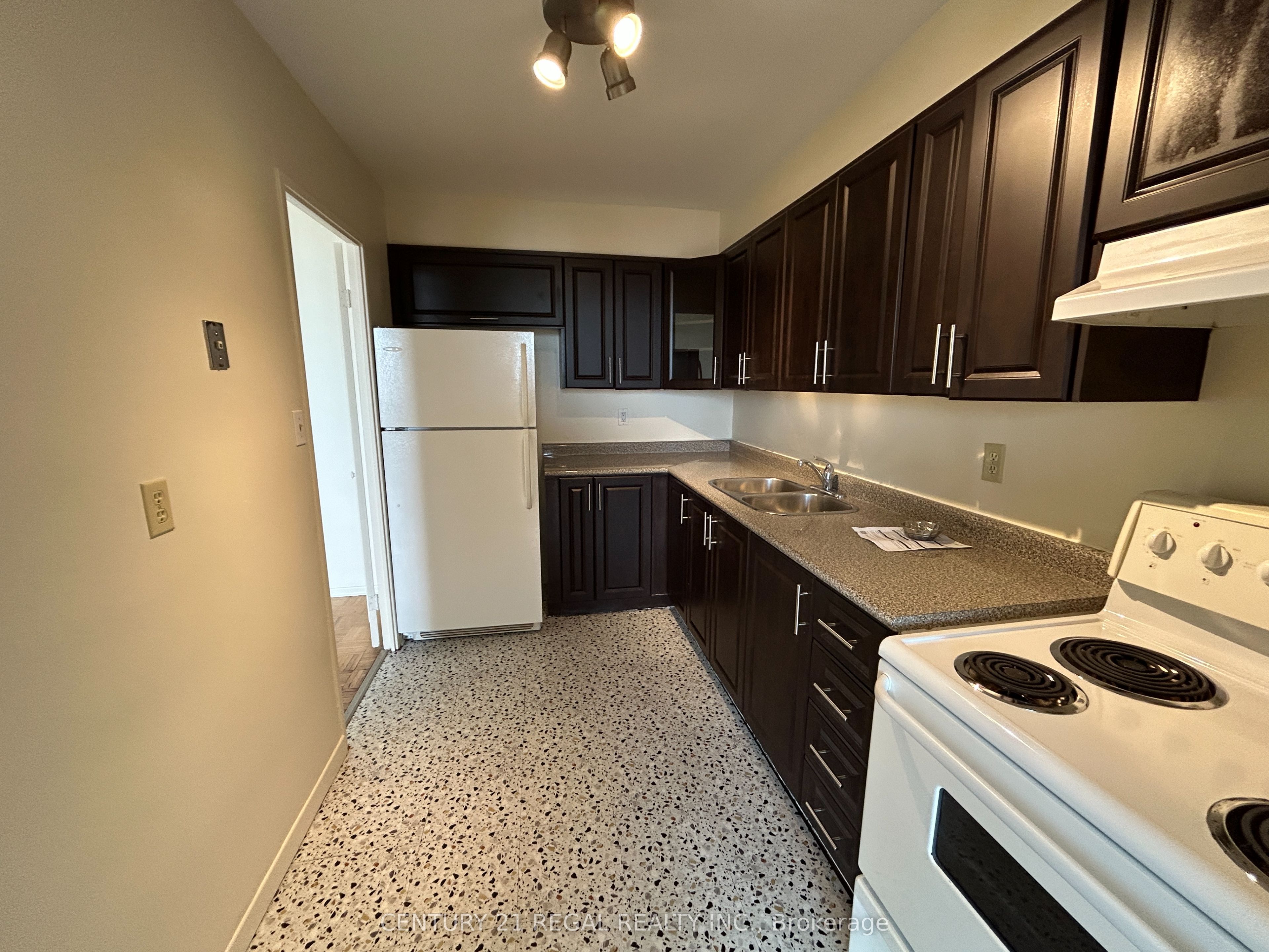 5 Massey Square 2908, Toronto, ON M4C 5L6 photo 2