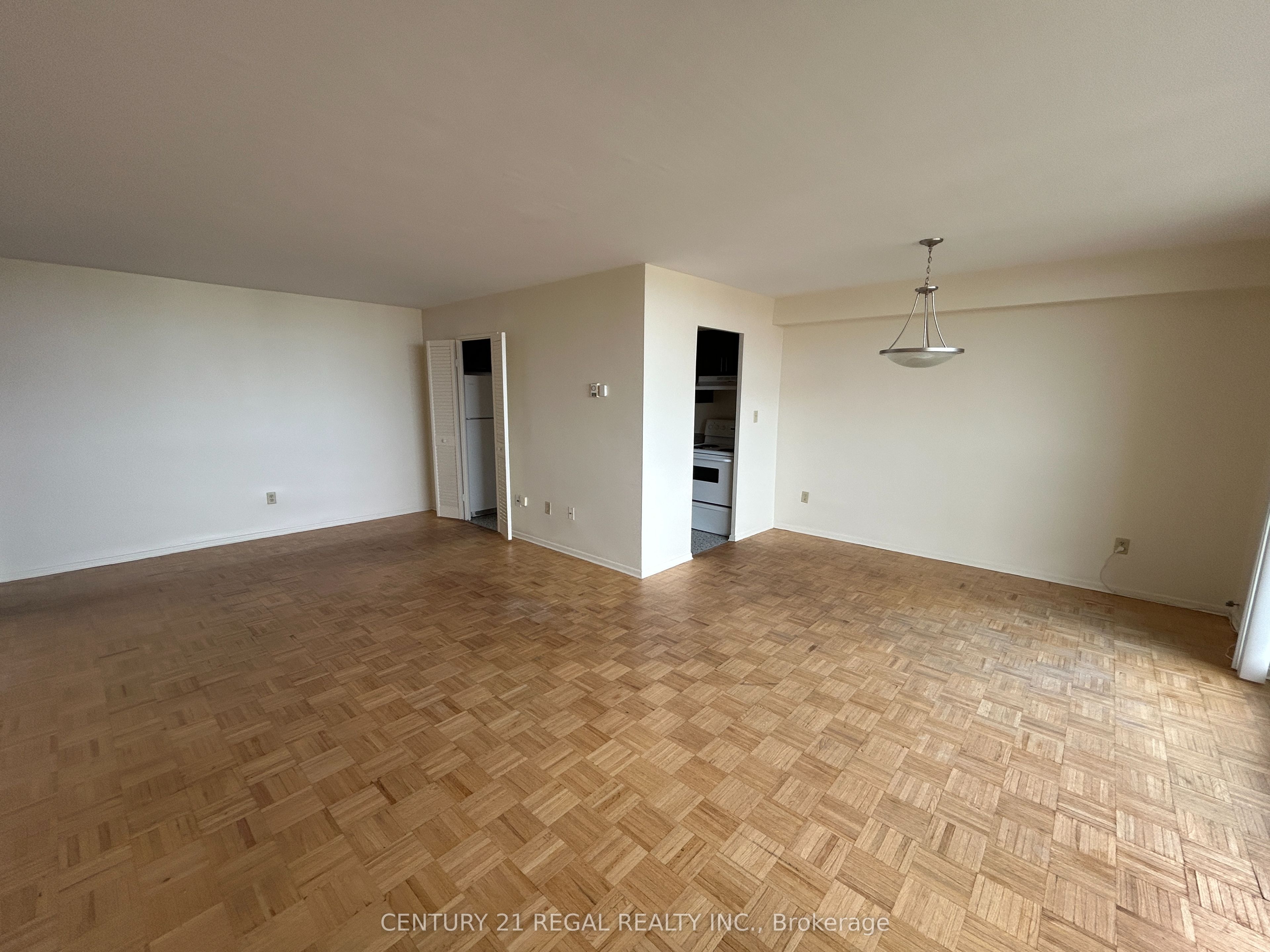 5 Massey Square 2908, Toronto, ON M4C 5L6 photo 3