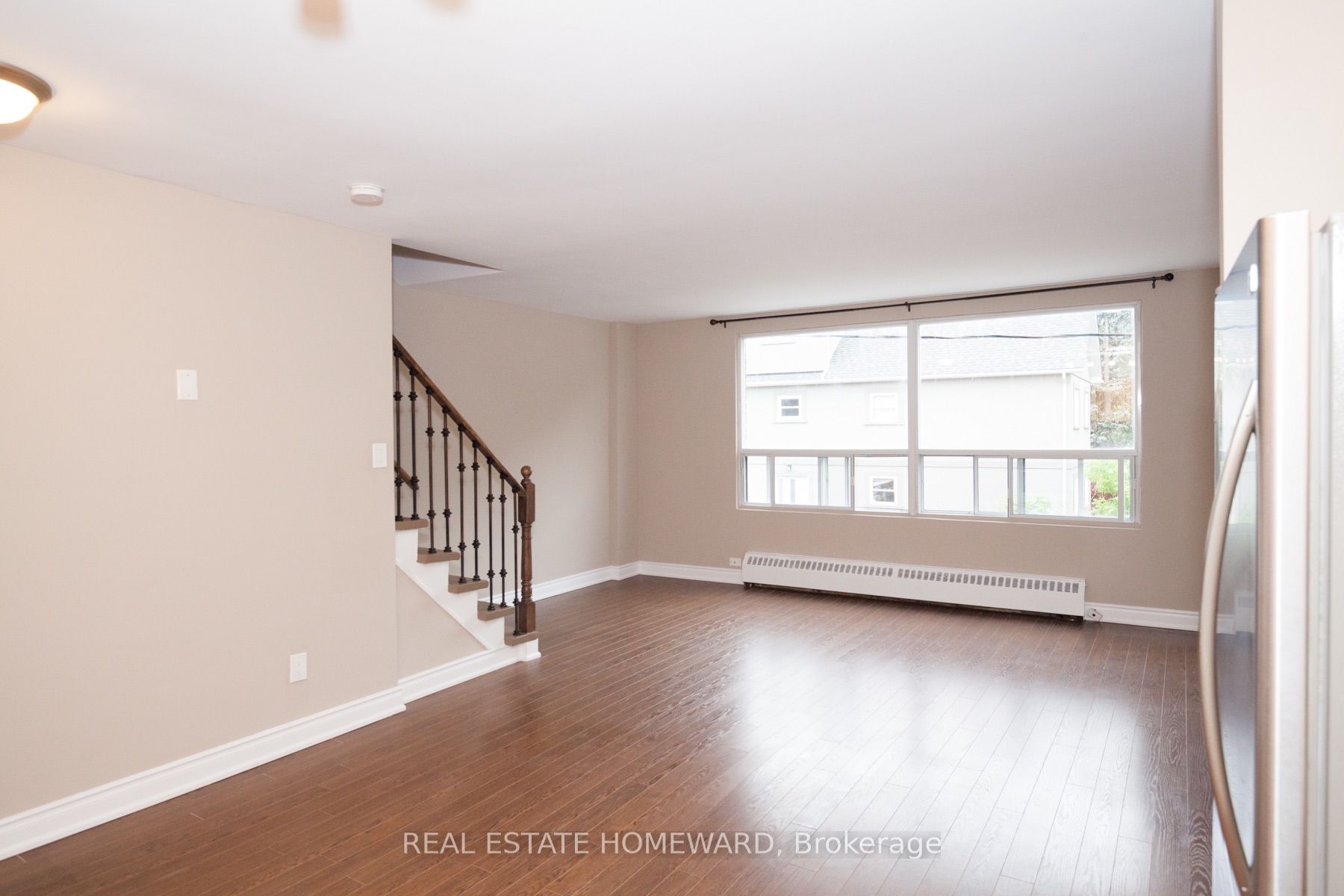 920 Pape Avenue B, Toronto, ON M4K 3V2 photo 2